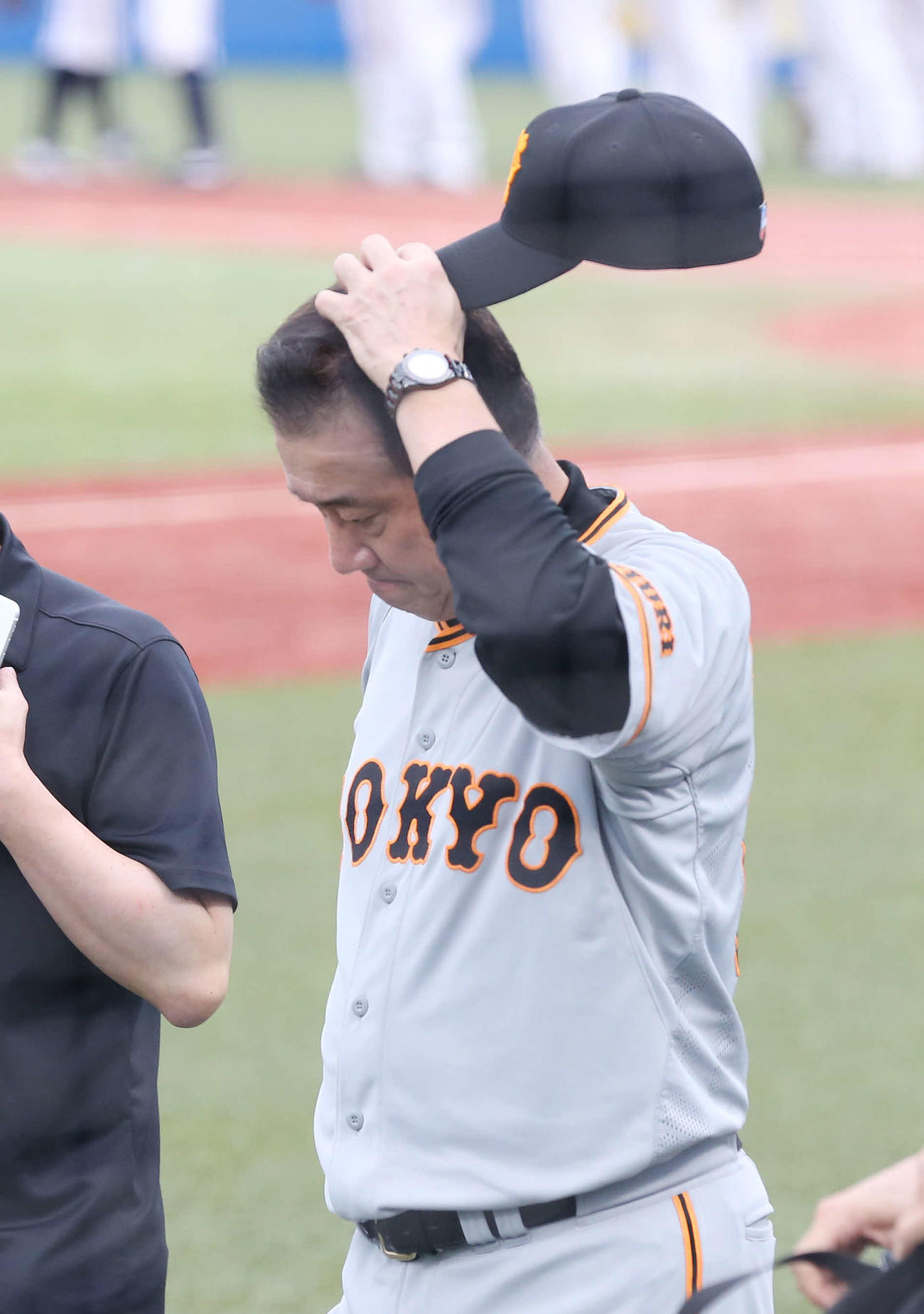 ヤクルト対巨人　ヤクルトに敗れ、頭をかきながら引き揚げる原監督（撮影・河野匠）