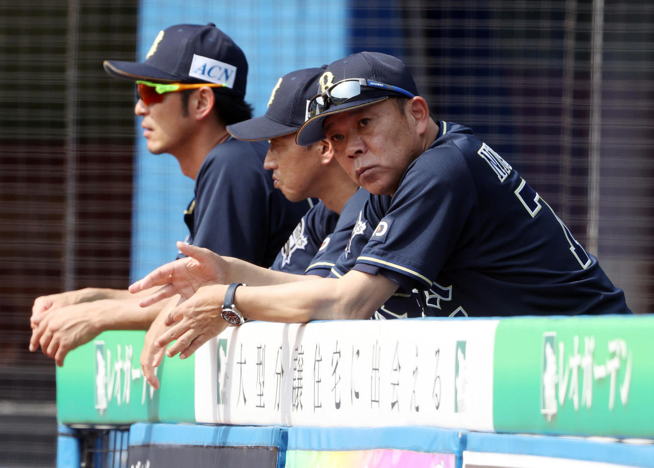 ロッテ対オリックス　4回、戦況を見つめるオリックス西村監督（右）（撮影・垰建太）