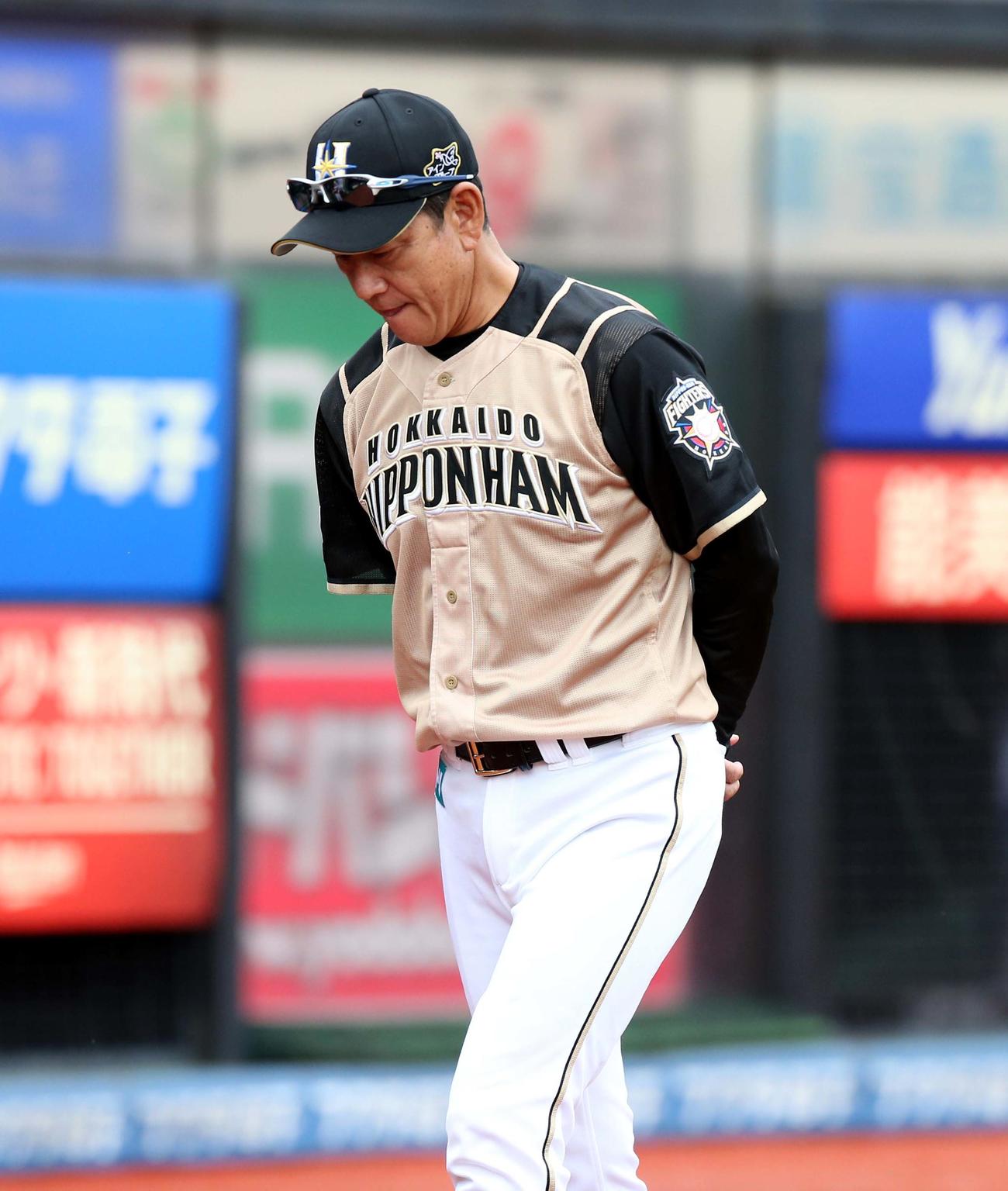 楽天対日本ハム　選手交代を告げる日本ハム栗山監督（撮影・佐藤翔太）