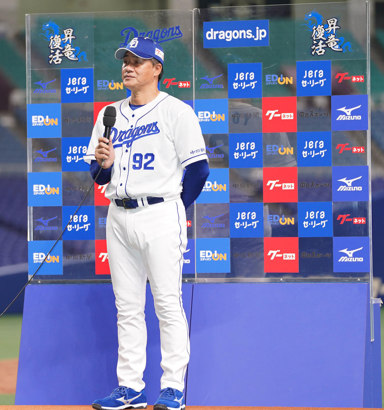 中日対広島　試合終了、お立ち台でインタビューを受ける与田剛監督（撮影・森本幸一）