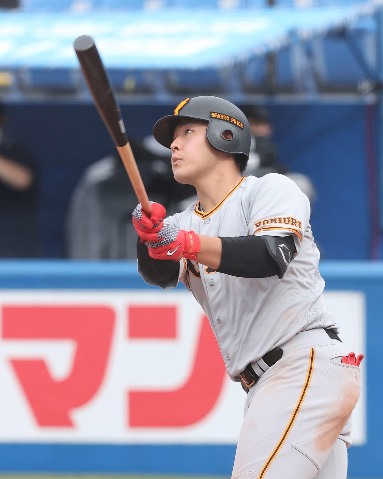 ヤクルト対巨人　6回表巨人1死、左越え本塁打を放つ岡本（撮影・河野匠）
