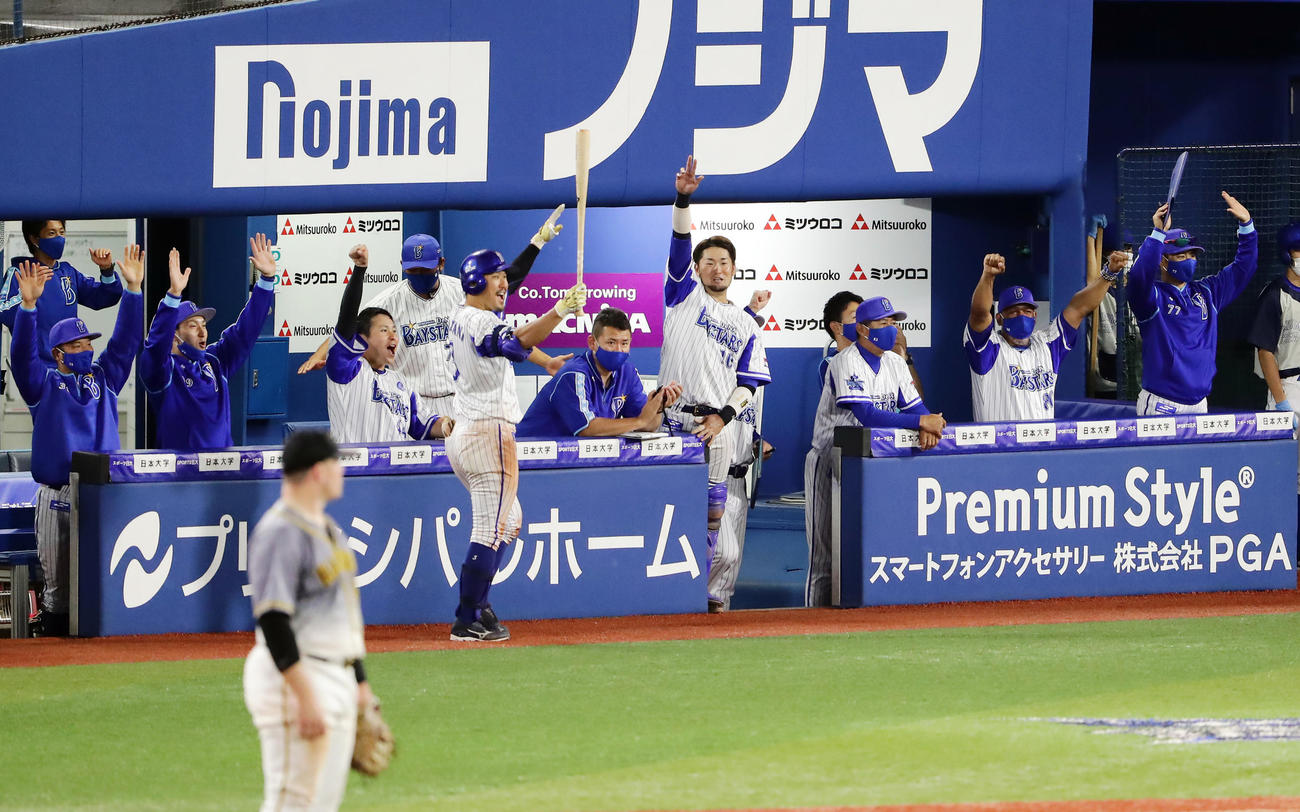 DeNA対阪神　7回裏DeNA2死一、三塁、大和が2点適時二塁打を放ち、ベンチでバンザイするラミレス監督（右から2人目）らDeNAナイン（撮影・浅見桂子）