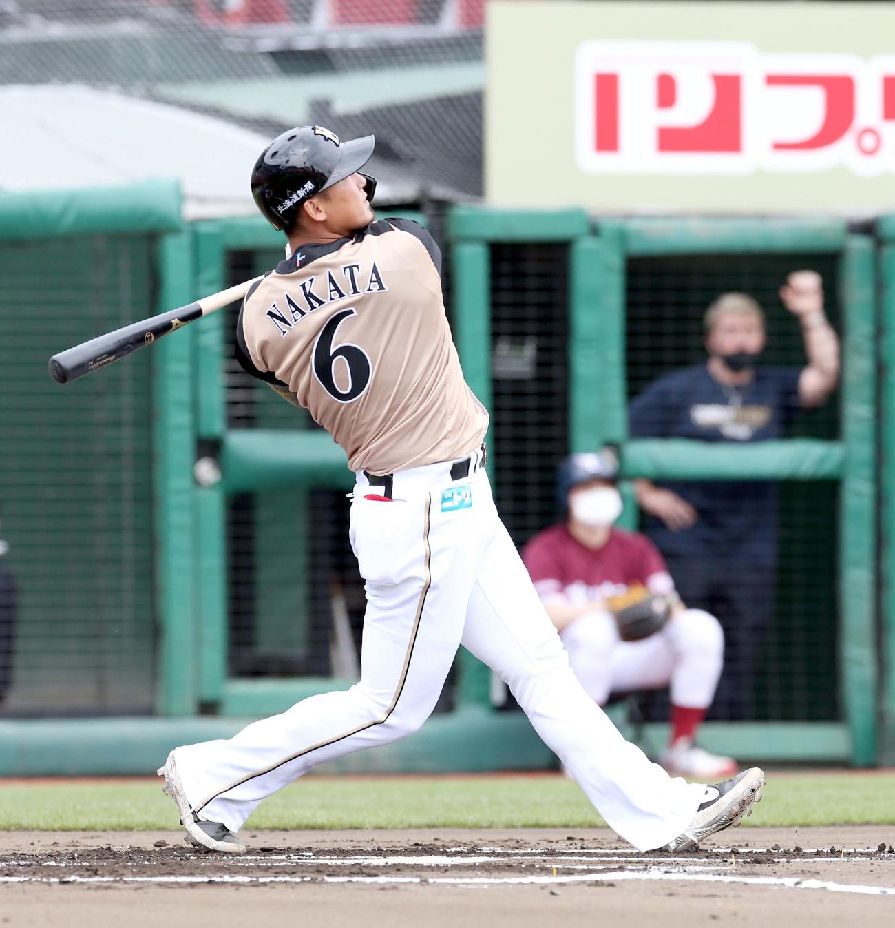 楽天対日本ハム　1回表日本ハム2死一塁、中田は先制となる左越え2点本塁打を放つ（撮影・佐藤翔太）