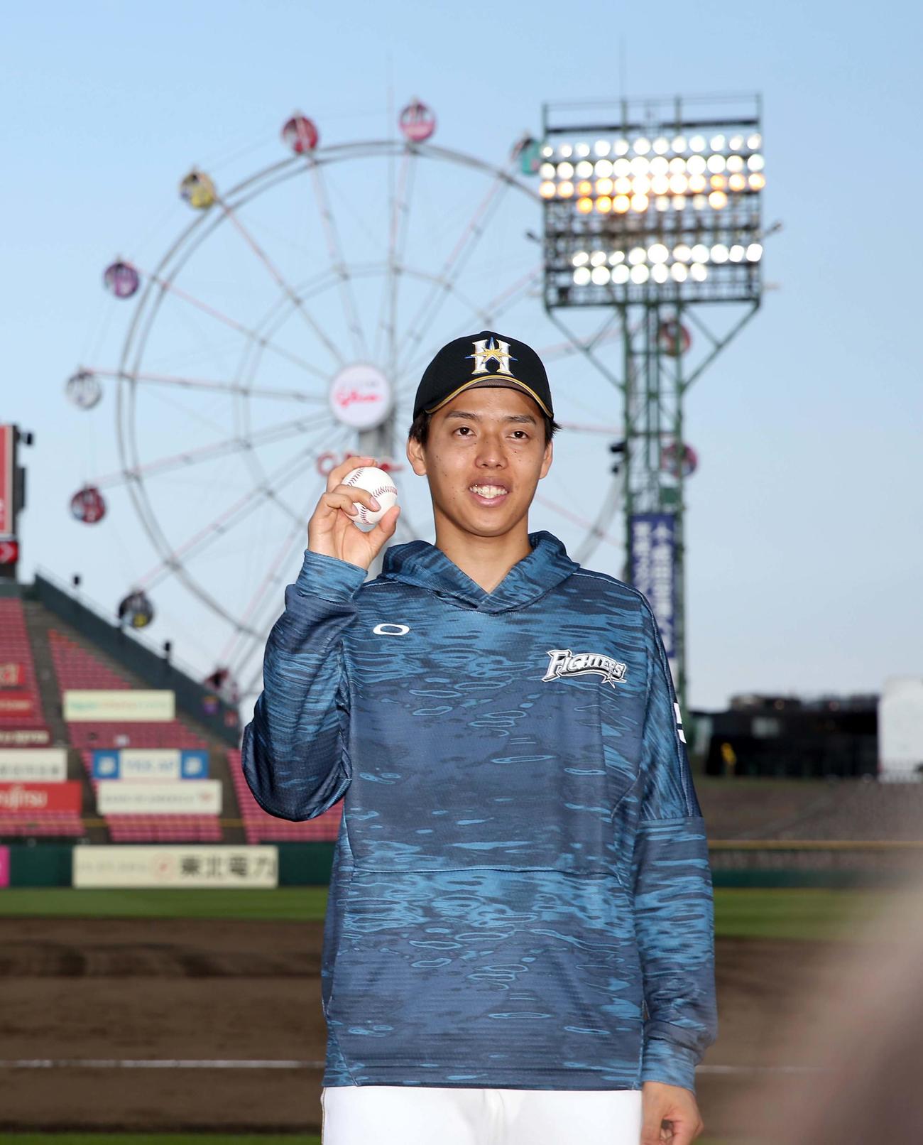 楽天対日本ハム　今季初勝利を挙げ、笑顔で撮影に応じる日本ハム杉浦（撮影・佐藤翔太）