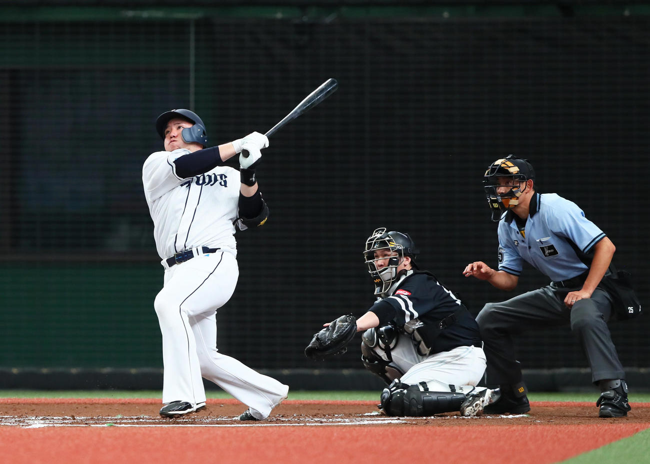 西武対ソフトバンク　6回裏西武無死、山川は左越え本塁打を放つ。ソフトバンク捕手甲斐（撮影・足立雅史）