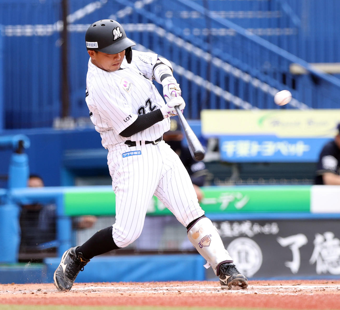 ロッテ対オリックス　2回裏ロッテ1死満塁、中前適時打を放つ田村（撮影・垰建太）
