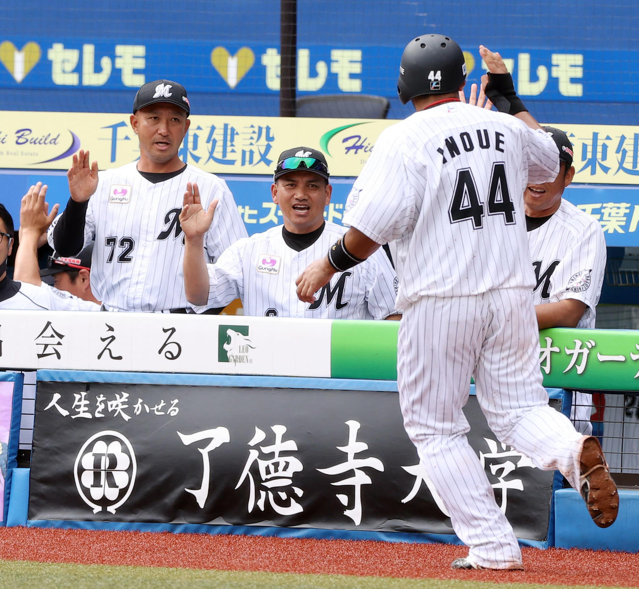 ロッテ対オリックス　4回裏ロッテ2死一、二塁、藤岡に勝ち越しの適時打で生還した井上を出迎える井口監督（左から2人目）（撮影・垰建太）