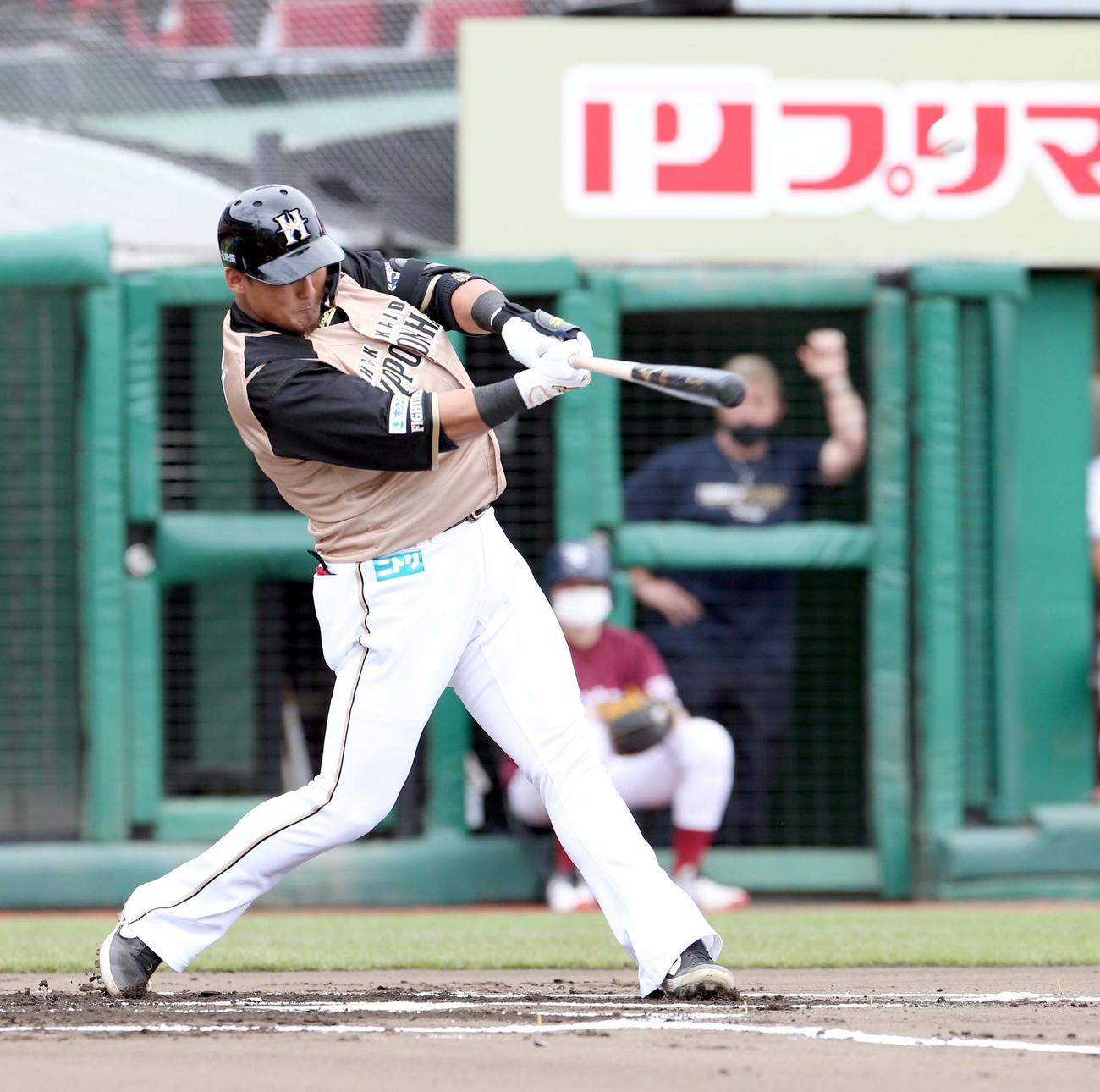 楽天対日本ハム　1回表日本ハム2死一塁、中田は先制となる左越え2点本塁打を放つ（撮影・佐藤翔太）