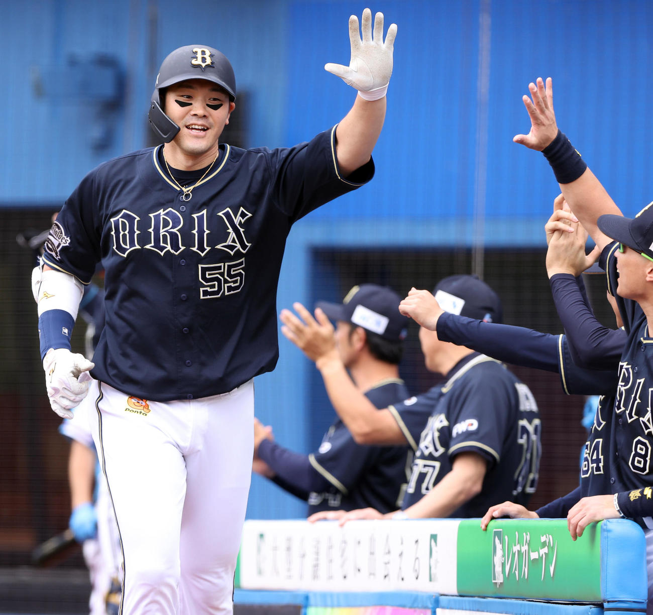 ロッテ対オリックス　1回表オリックス2死一塁、2点本塁打を放ちナインの出迎えを受けるT－岡田（撮影・垰建太）