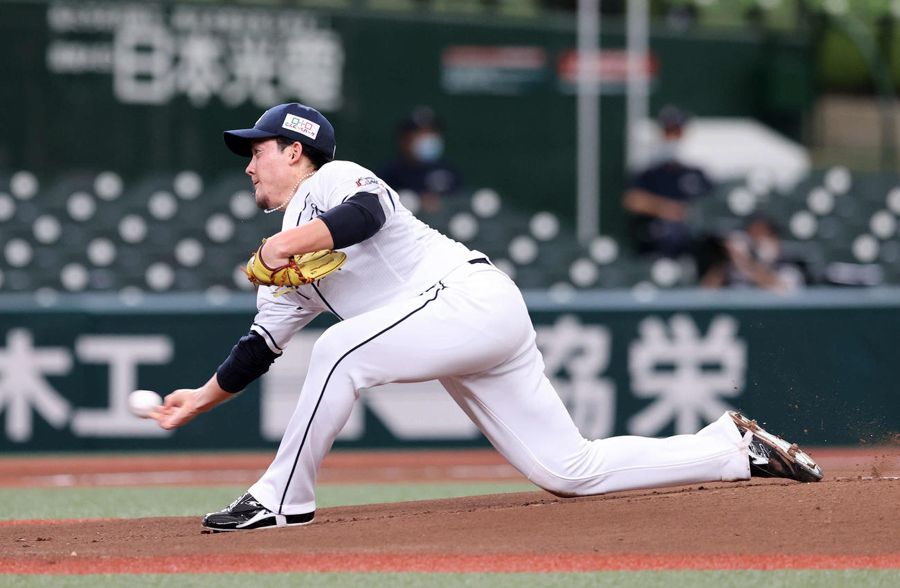西武対ソフトバンク　先発し力投する西武与座（撮影・鈴木正人）