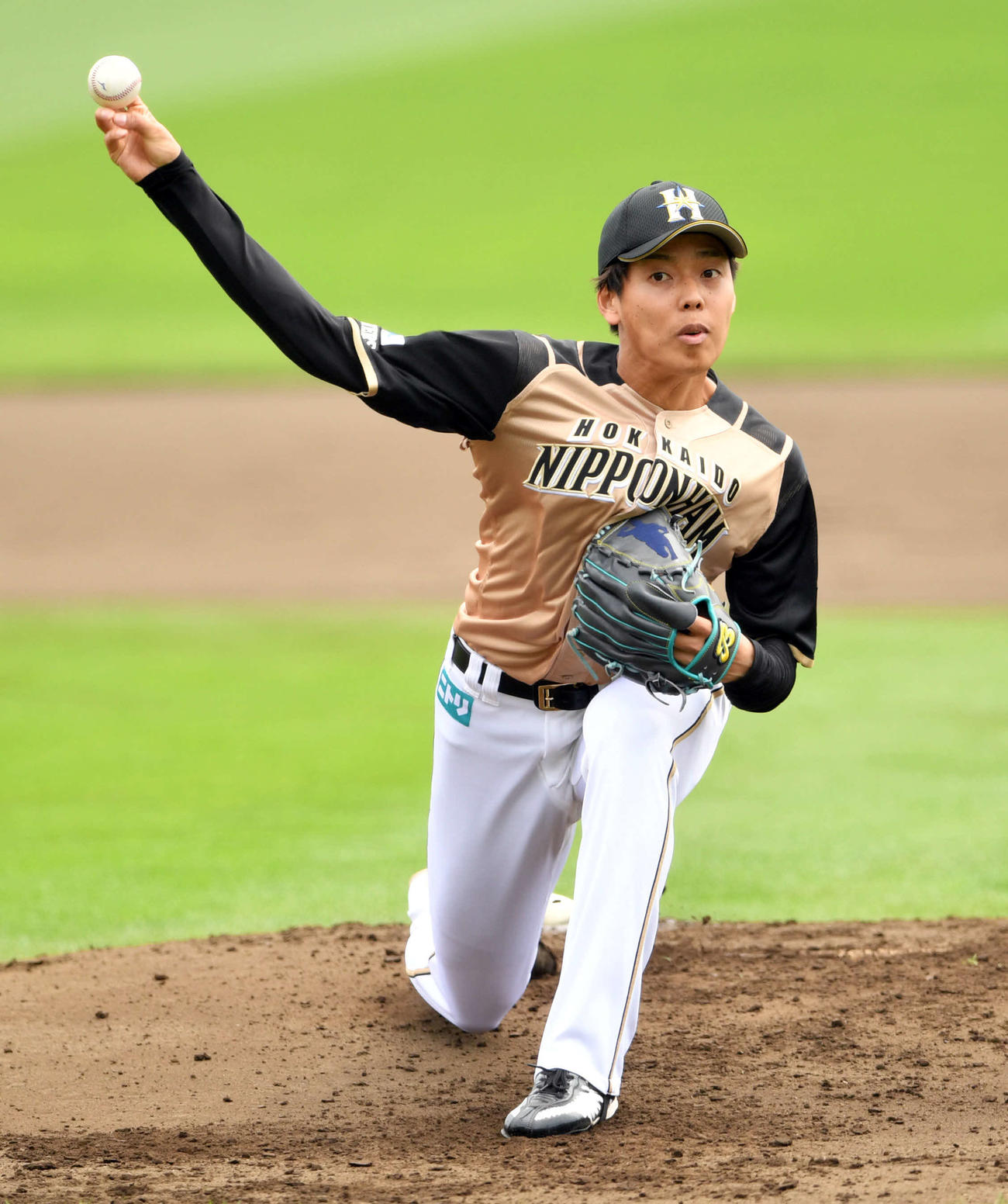 楽天対日本ハム　先発で力投する日本ハム杉浦（撮影・滝沢徹郎）