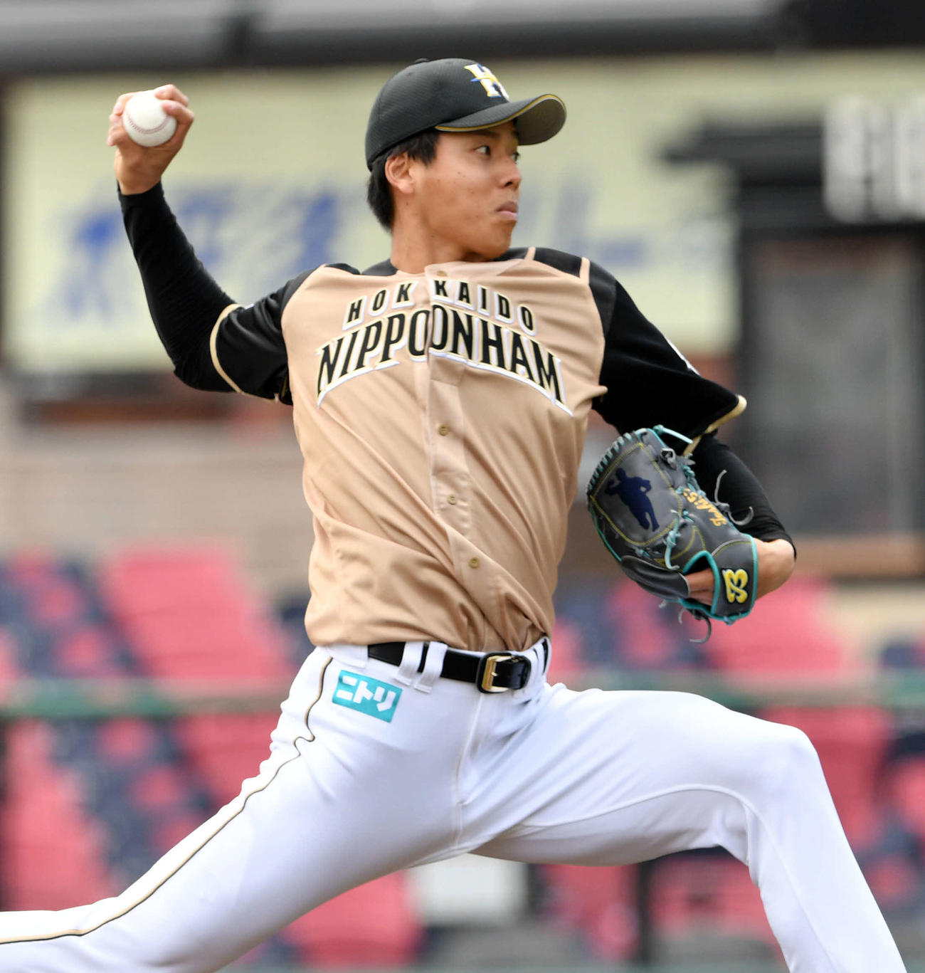 楽天対日本ハム　先発で力投する日本ハム杉浦（撮影・滝沢徹郎）