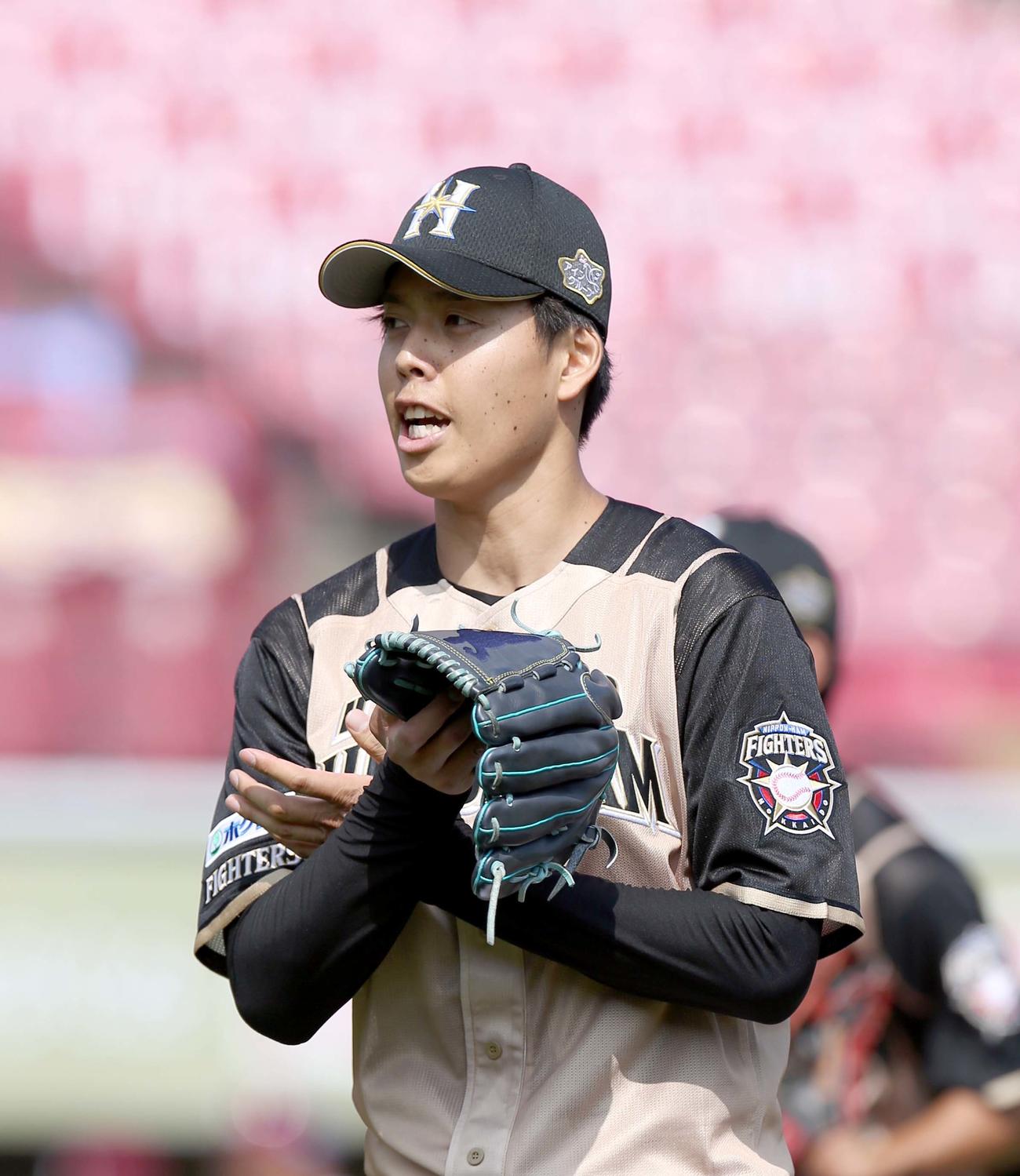 楽天対日本ハム　5回裏を無失点に抑えベンチに戻る日本ハム先発の杉浦（撮影・佐藤翔太）