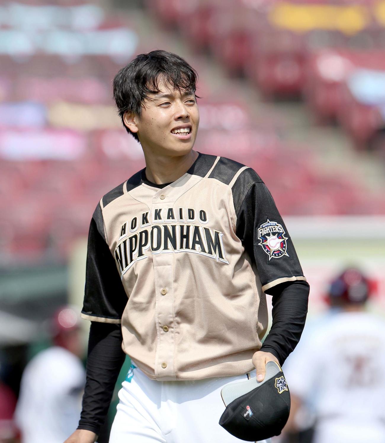 楽天対日本ハム　4回裏楽天2死満塁、内田を左飛に仕留めベンチに戻る日本ハム杉浦（撮影・佐藤翔太）