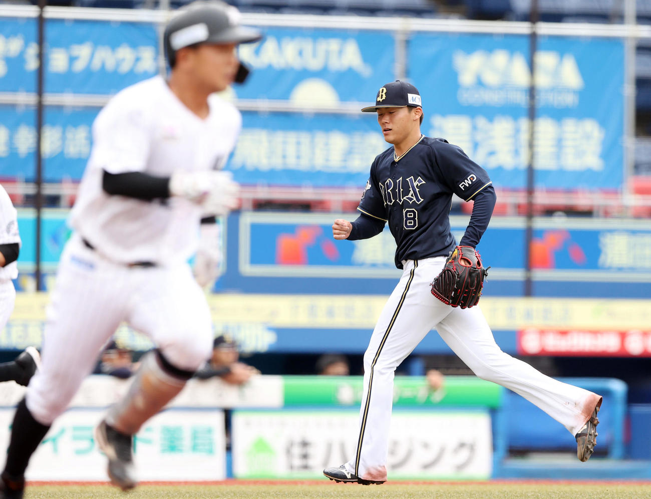 ロッテ対オリックス　2回裏ロッテ1死満塁、田村（左）に適時打を浴び悔しそうな表情を見せる山本（撮影・垰建太）