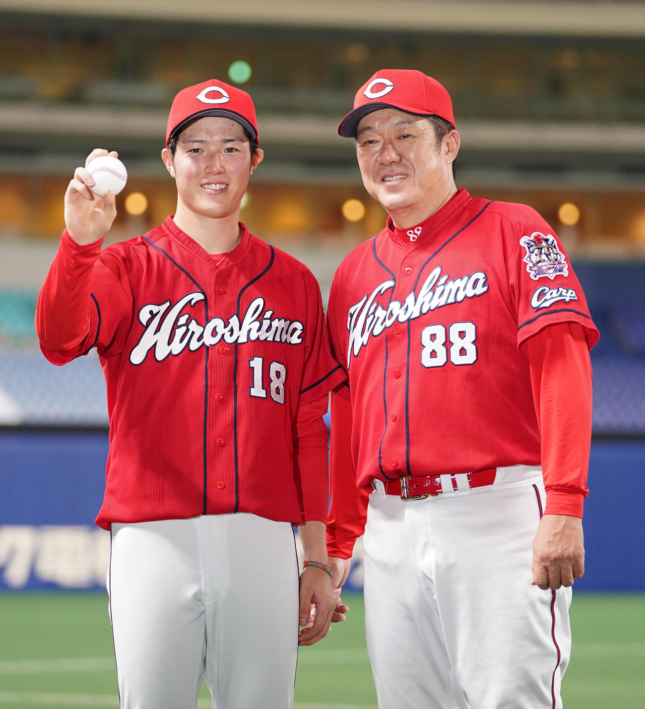 プロ野球中日対広島　ウイニングボールを手に佐々岡真司監督（右）とポーズを決め笑顔を見せる森下暢仁（左）（撮影・森本幸一）