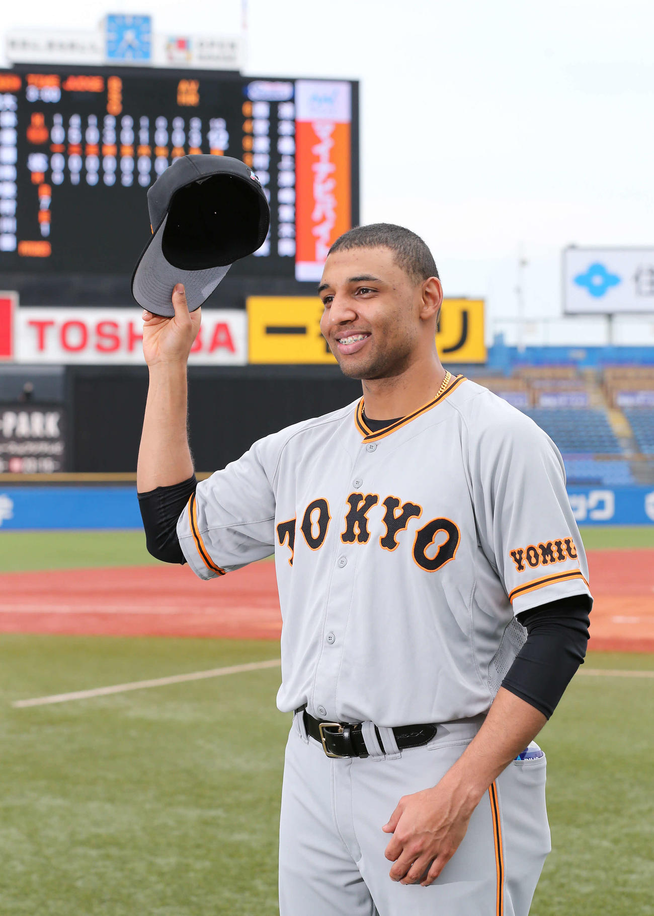 ヤクルト対巨人　開幕2連勝し笑顔を見せるサンチェス（撮影・河野匠）