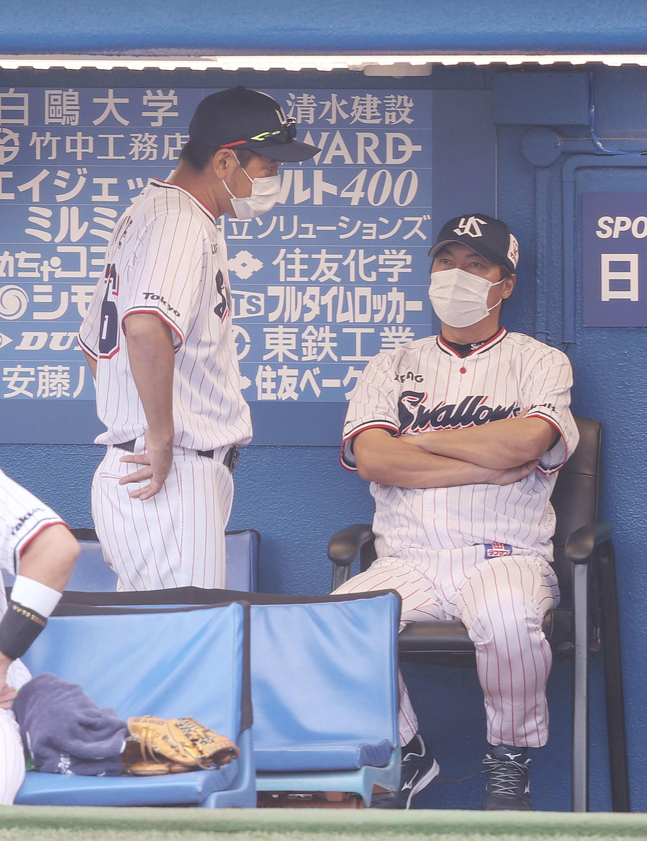 ヤクルト対巨人　9回裏を前に宮出ヘッドコーチ（左）とベンチで話し込む高津監督（撮影・河野匠）