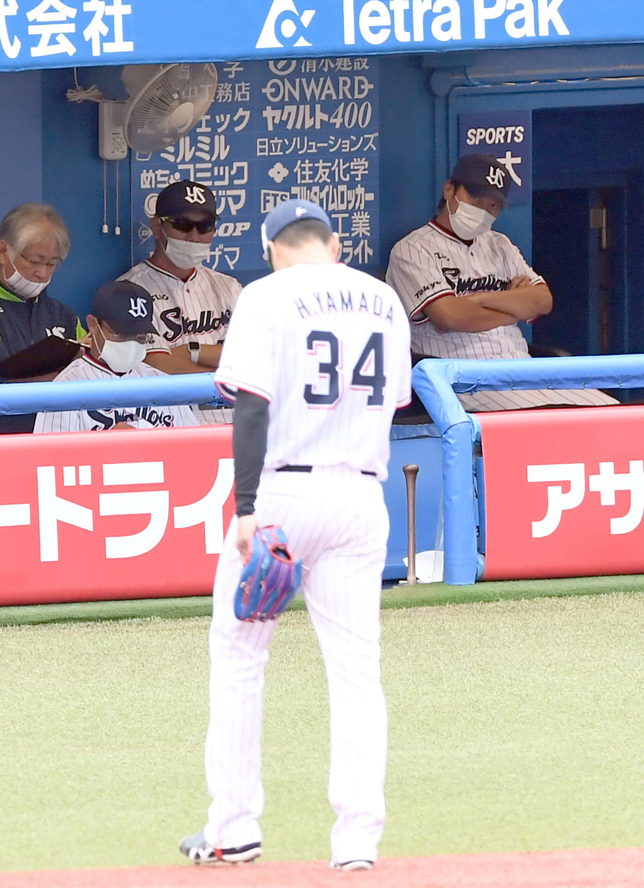 ヤクルト対巨人　2回表、降板する山田大樹を見る高津臣吾監督（撮影・たえ見朱実）