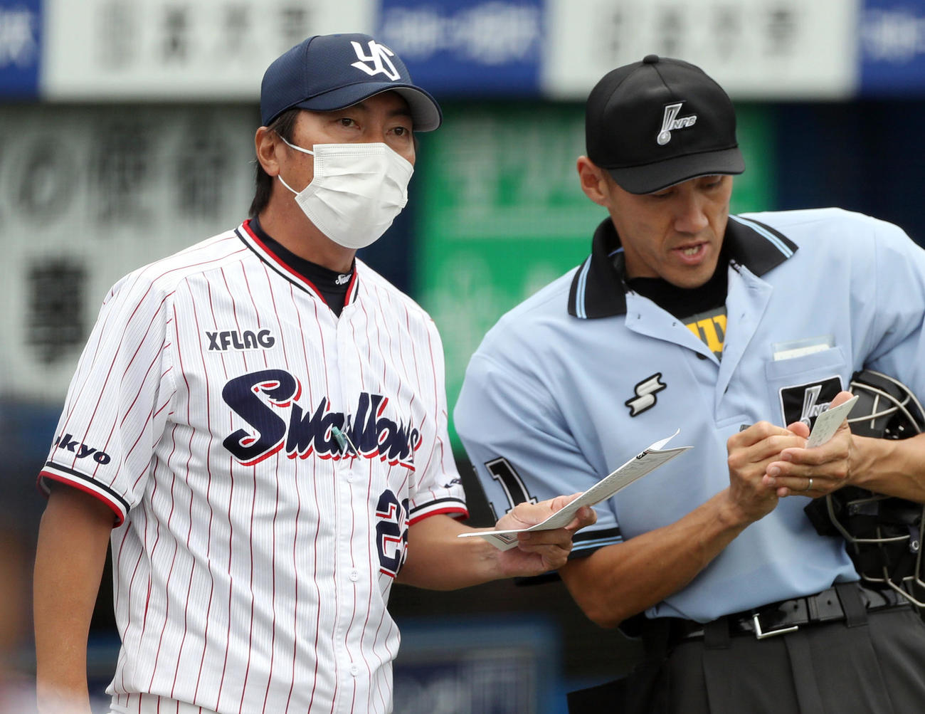 ヤクルト対巨人　5回裏を終え、選手の交代を告げる高津監督（撮影・狩俣裕三）