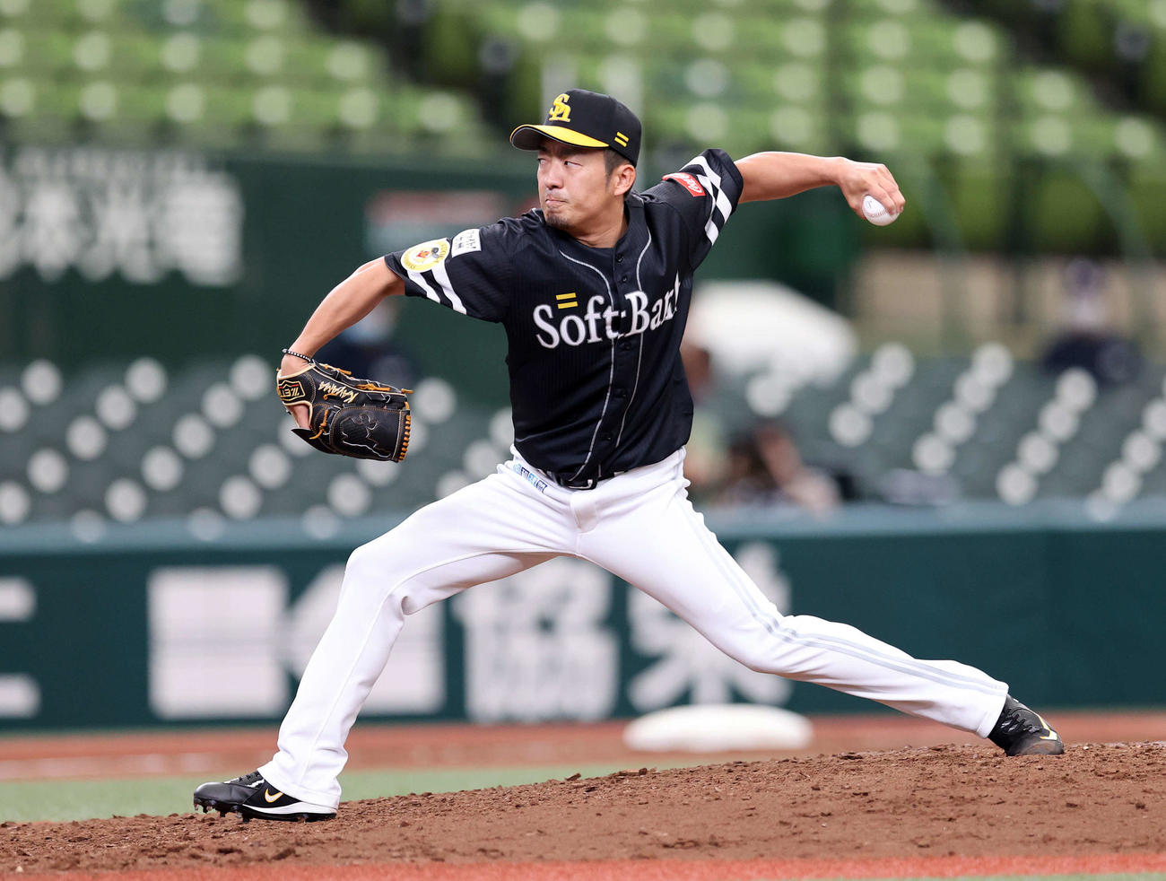 西武対ソフトバンク　2番手で力投するソフトバンク嘉弥真（撮影・鈴木正人）
