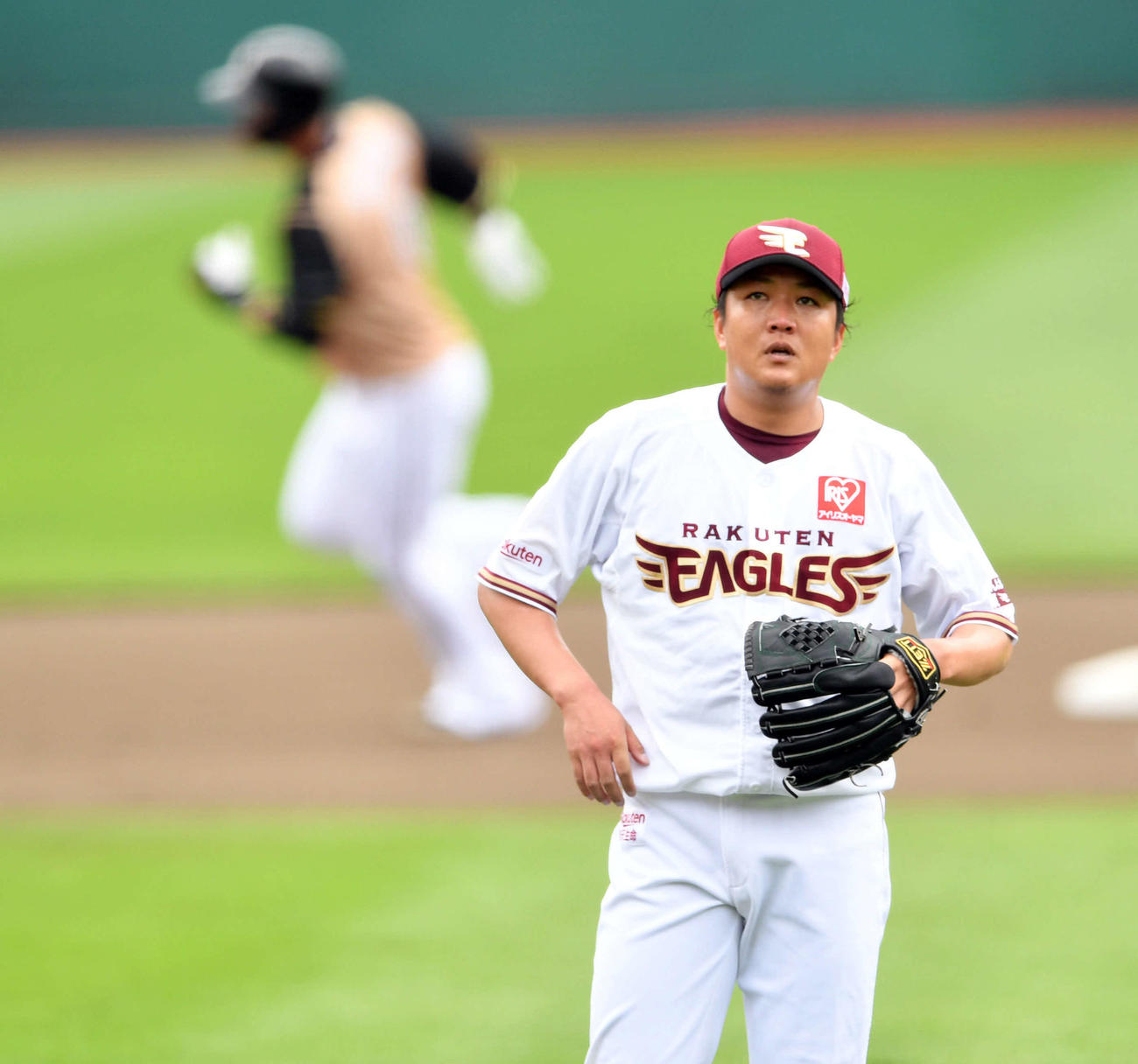 楽天対日本ハム　1回表日本ハム2死一塁、中田（奥）に先制の左越え2点本塁打を浴びる石橋（撮影・滝沢徹郎）