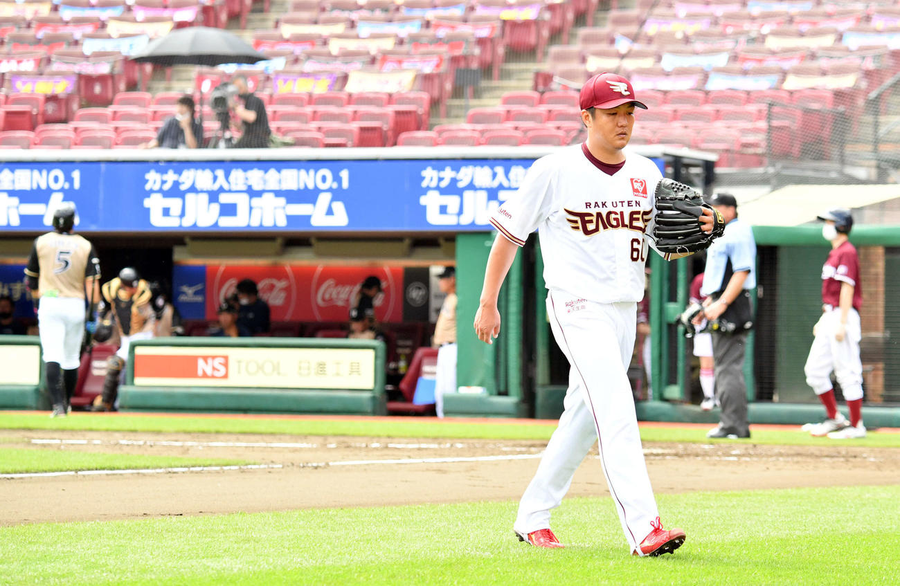 楽天対日本ハム　4回を投げ終え暗い表情でベンチへ引き揚げる楽天石橋（撮影・滝沢徹郎）