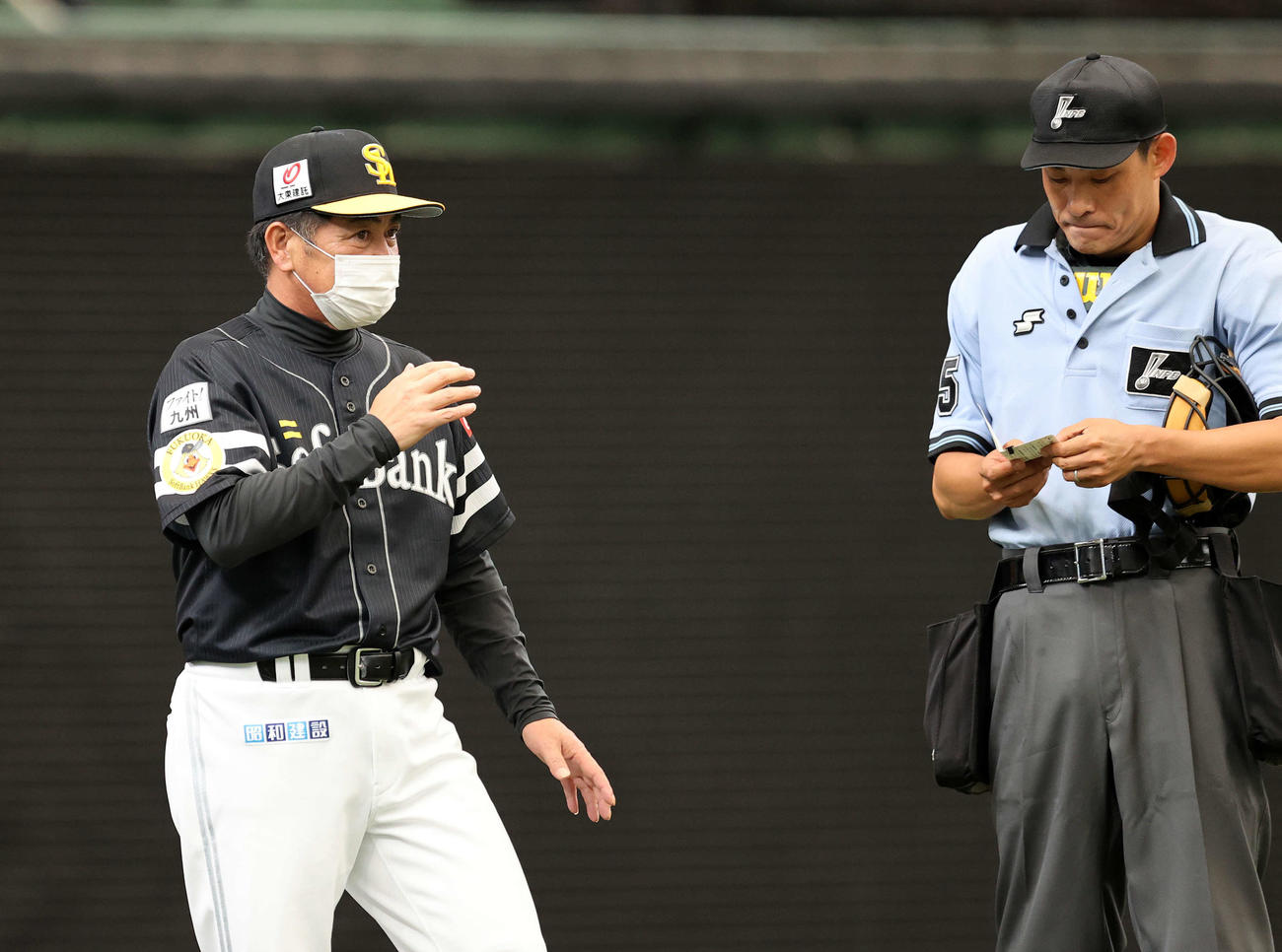 西武対ソフトバンク　7回裏、投手交代を告げるソフトバンク工藤監督（撮影・鈴木正人）