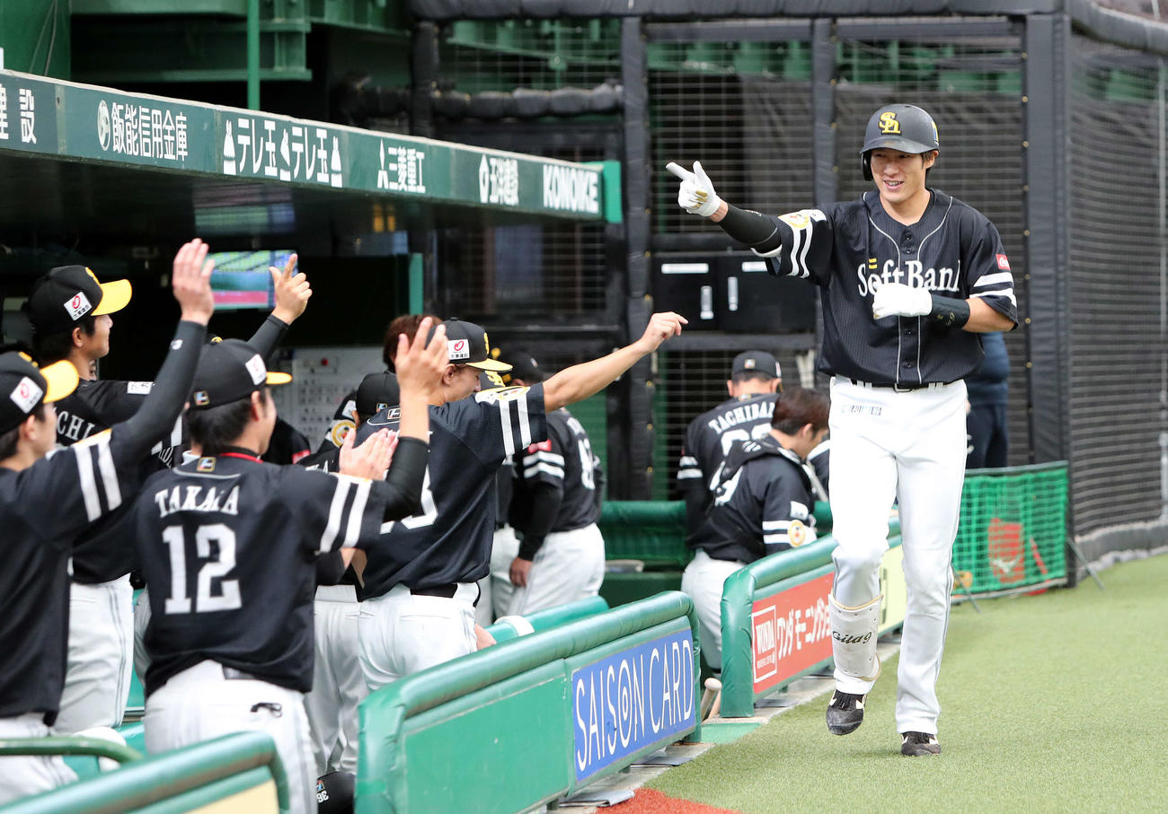 西武対ソフトバンク　1回表ソフトバンク1死、柳田は中越え本塁打を放ちベンチ前でポーズし喜ぶ（撮影・鈴木正人）
