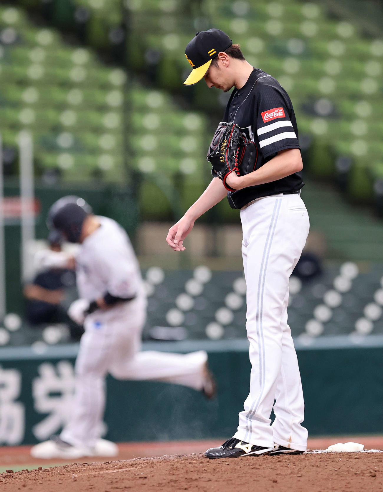 西武対ソフトバンク　6回裏西武無死、山川穂高（左）に左越え本塁打を放たれ悔しそうな表情を見せるソフトバンク二保（撮影・鈴木正人）