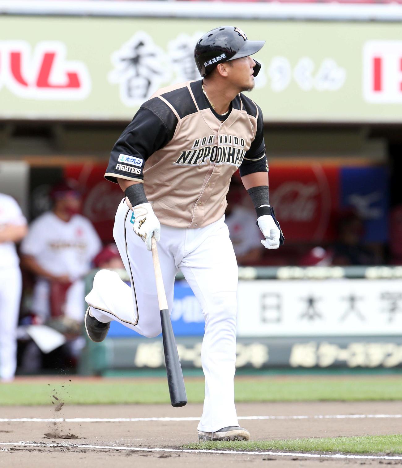楽天対日本ハム　1回表日本ハム2死一塁、中田は先制となる左越え2点本塁打を放つ（撮影・佐藤翔太）
