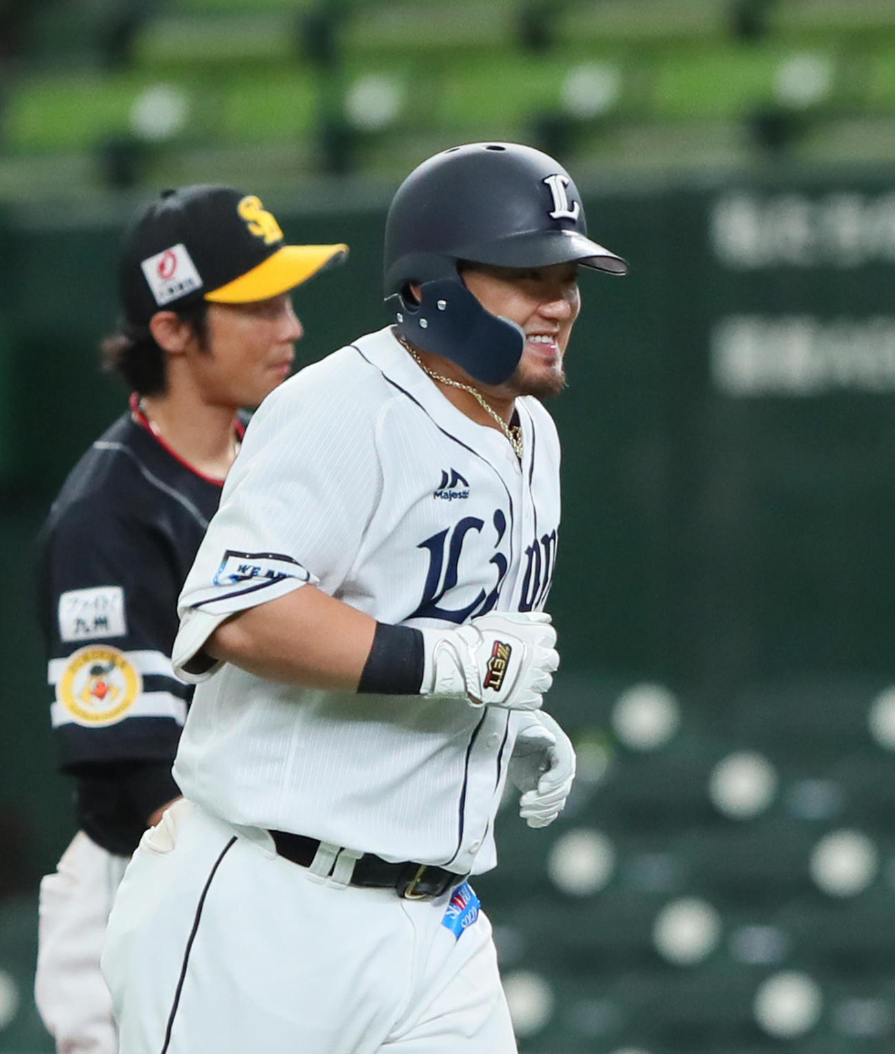 西武対ソフトバンク　9回裏西武無死満塁、サヨナラ中前適時打を放ち笑顔を見せる森（撮影・足立雅史）