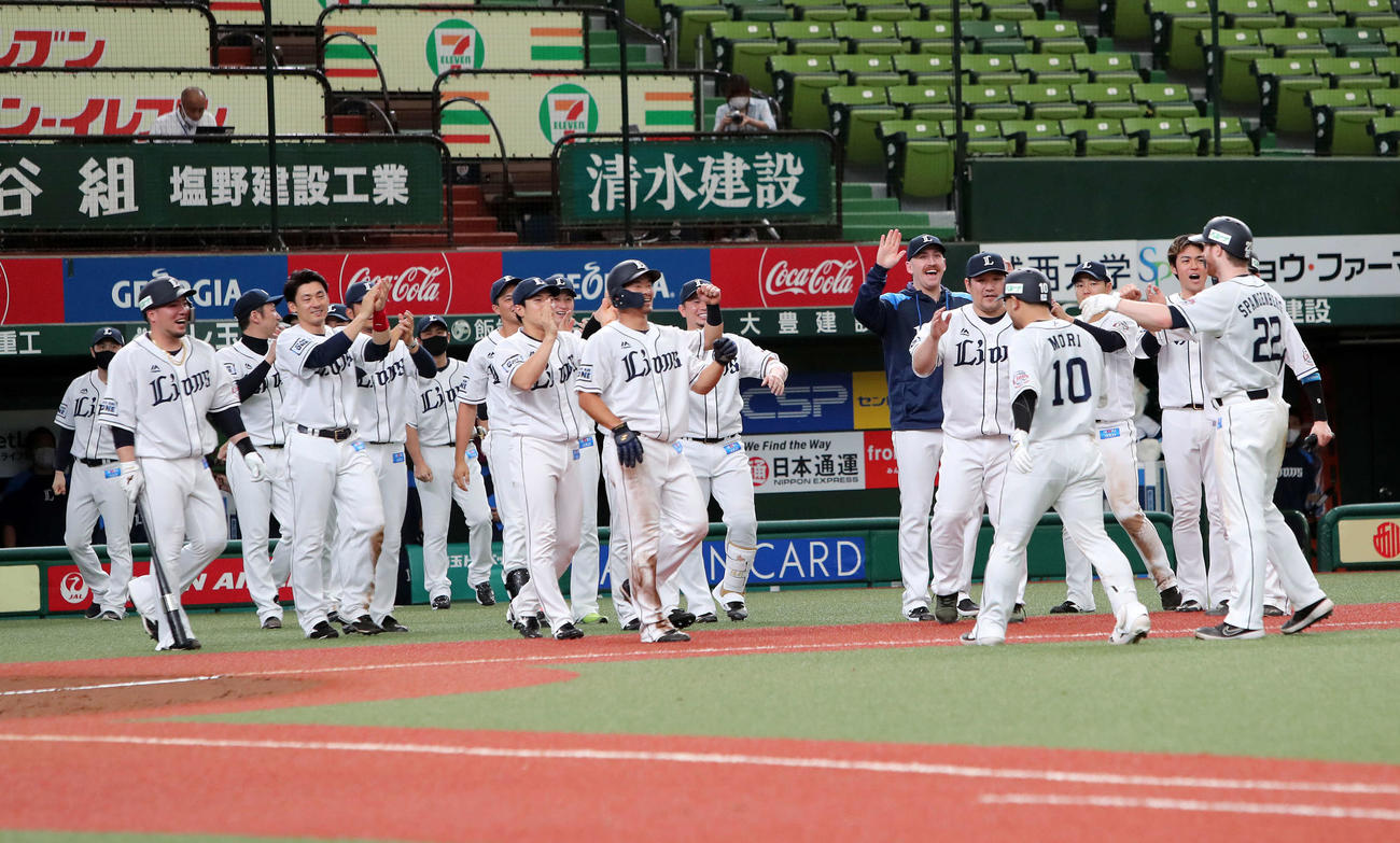 西武対ソフトバンク　9回裏無死満塁、西武森（右から4人目）は中前適時打を放ちサヨナラ。喜ぶ選手たちに迎えられる（撮影・鈴木正人）