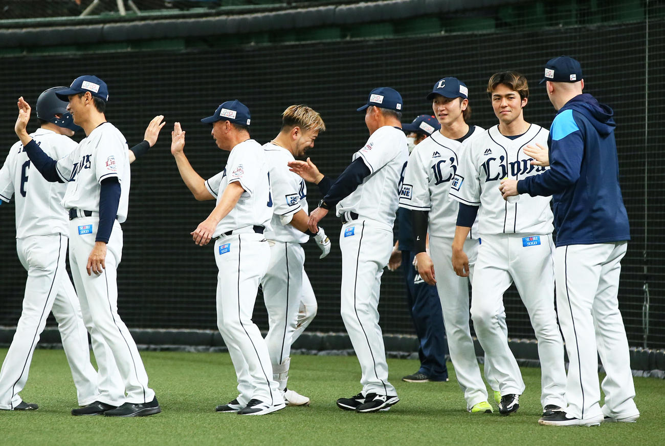 西武対ソフトバンク　9回サヨナラ打の森（中央左）は辻監督（同右）の祝福に笑顔（撮影・足立雅史）