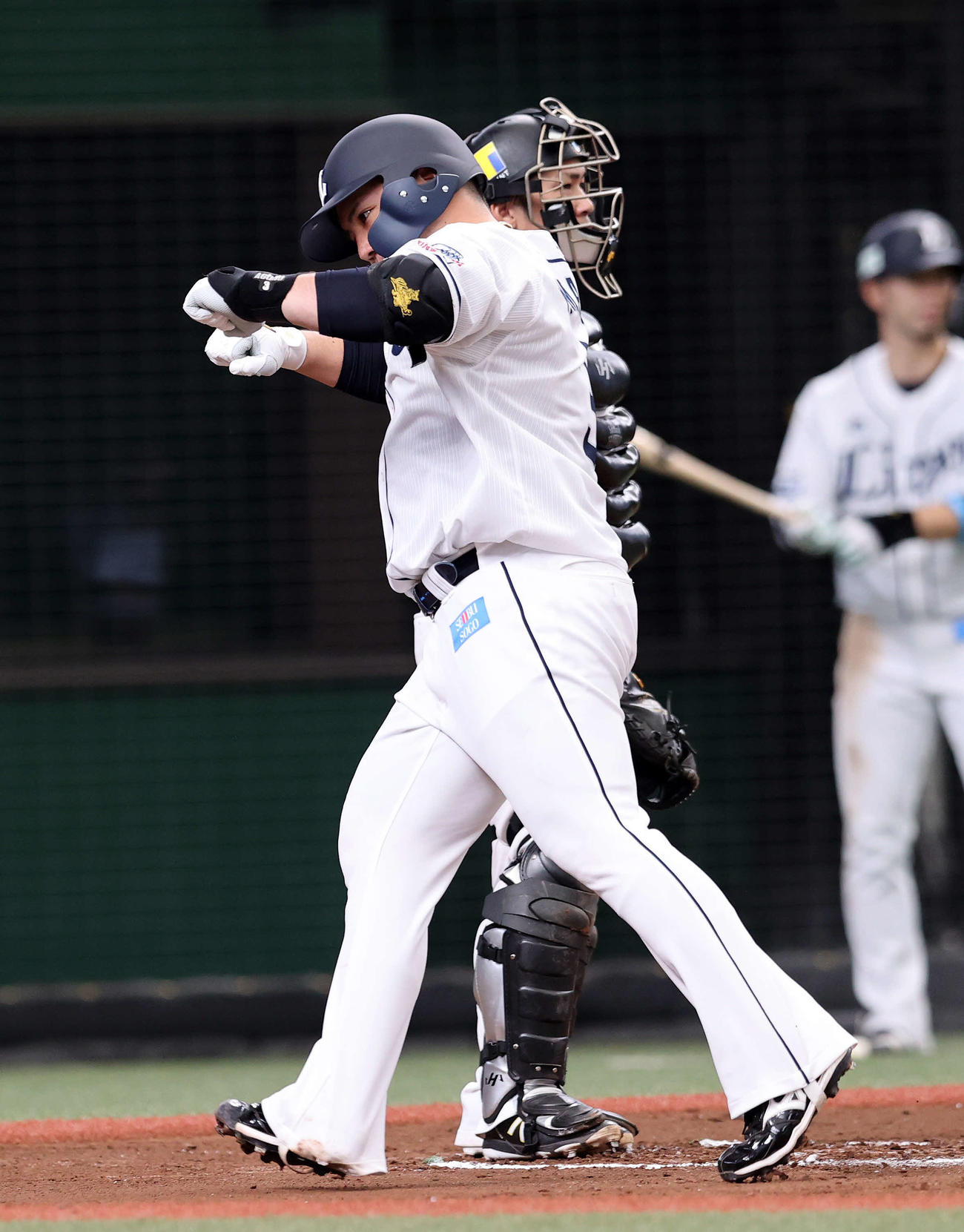 西武対ソフトバンク　6回裏西武無死、山川は左越え本塁打を放ちガッツポーズ（撮影・鈴木正人）