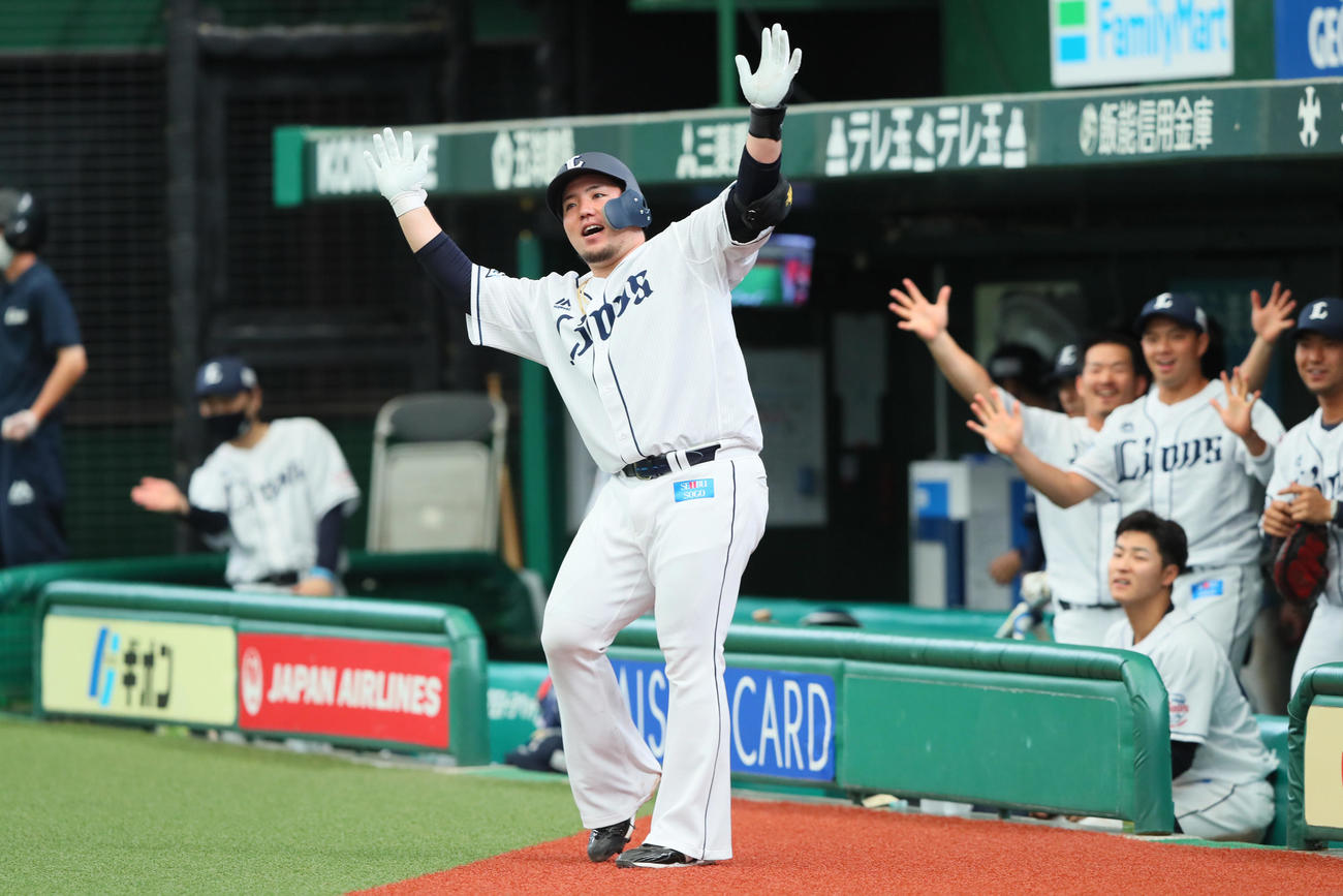 西武対ソフトバンク　6回裏西武無死、山川は左越え本塁打を放ち「どすこいポーズ」（撮影・足立雅史）