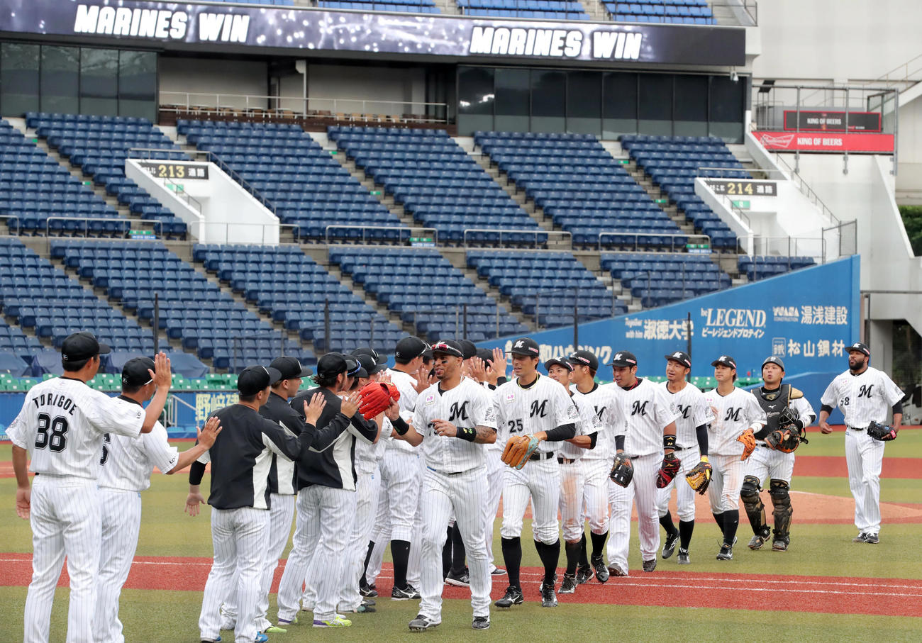 ロッテ対オリックス　オリックスに勝利し8連勝目を飾ったロッテの選手たちはエアータッチを交わす（撮影・垰建太）