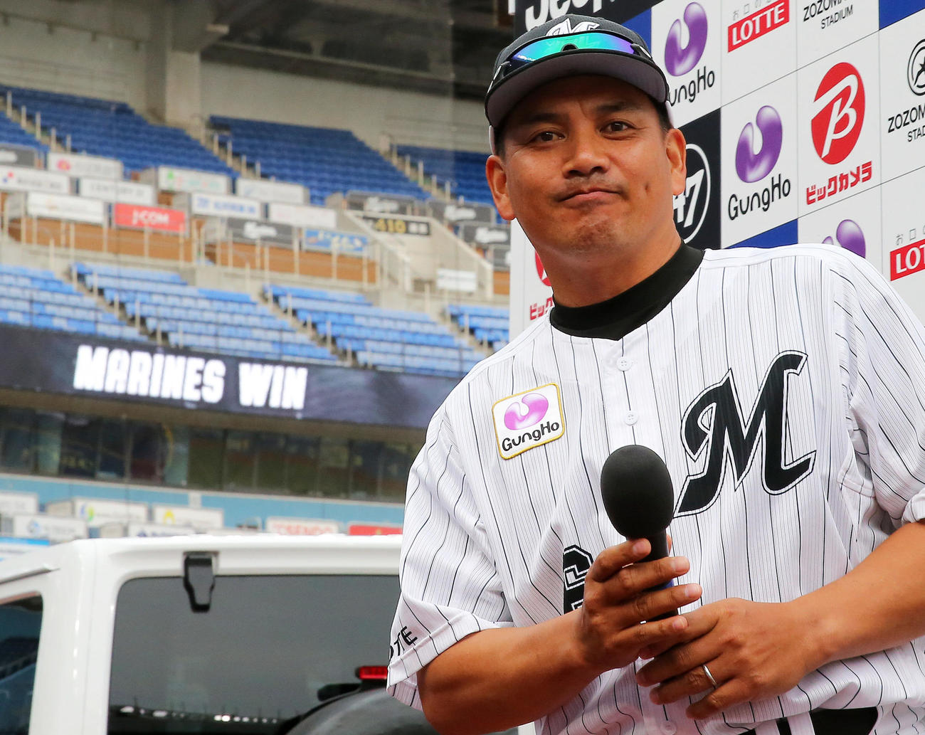 ロッテ対オリックス　インタビューを終え満足気な表情を見せるロッテ井口監督（撮影・垰建太）