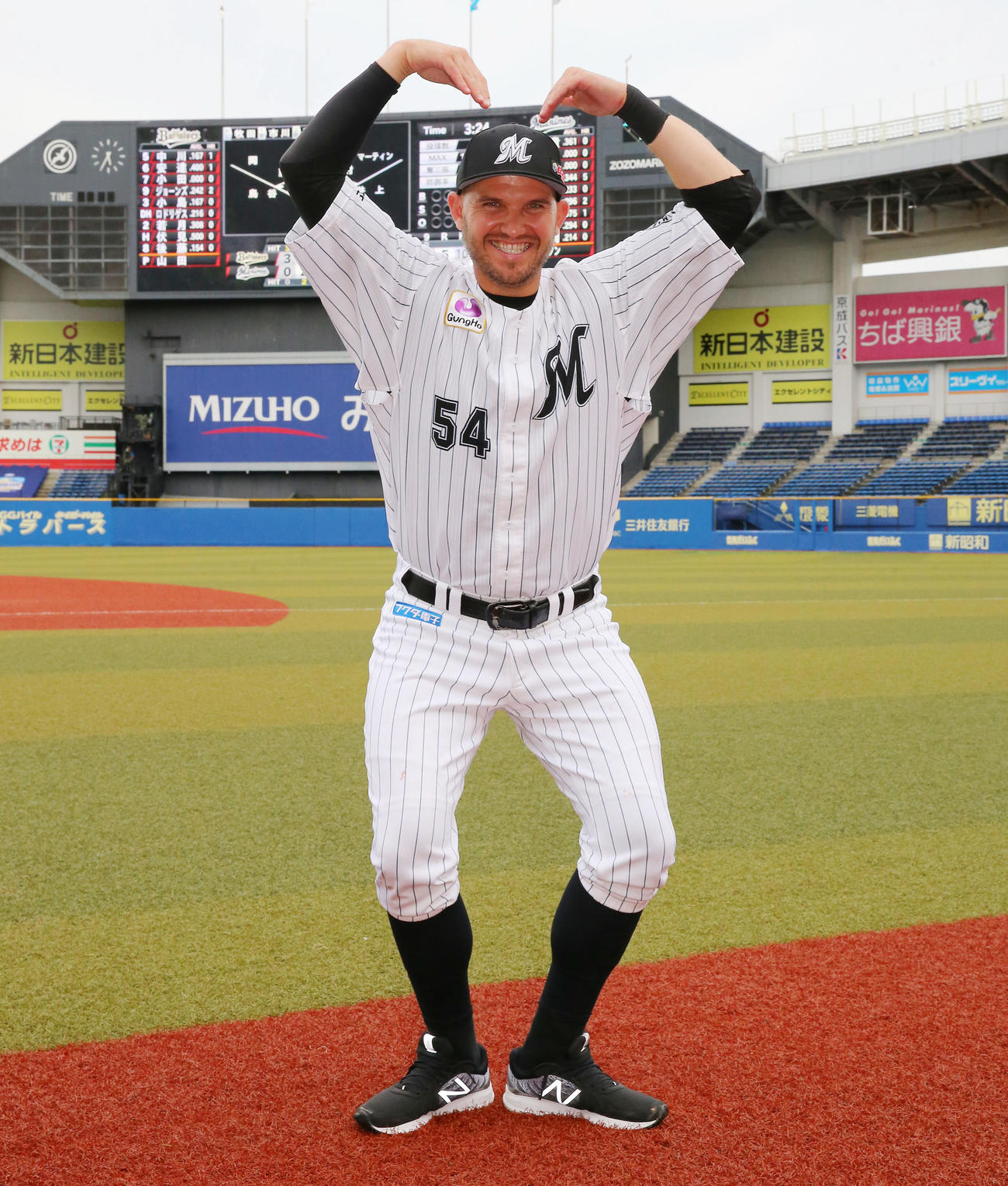 ロッテ対オリックス　オリックスに勝利し自らの決勝本塁打で8連勝を飾ったロッテのレアードはむちゃ振りに応えて体で「8」を表現する（撮影・垰建太）