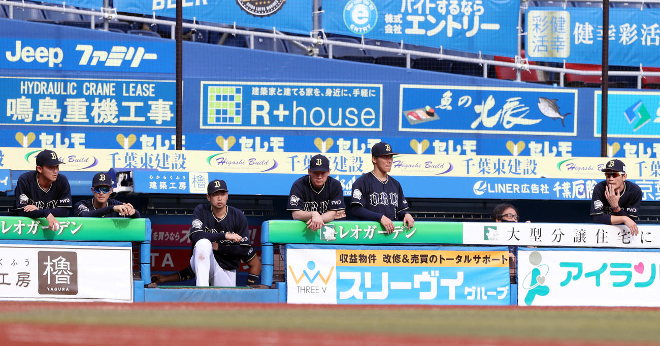ロッテ対オリックス　6回裏2死一、三塁、田村に適時打を浴び沈み込む山本（右から3人目）らオリックスベンチ（撮影・垰建太）
