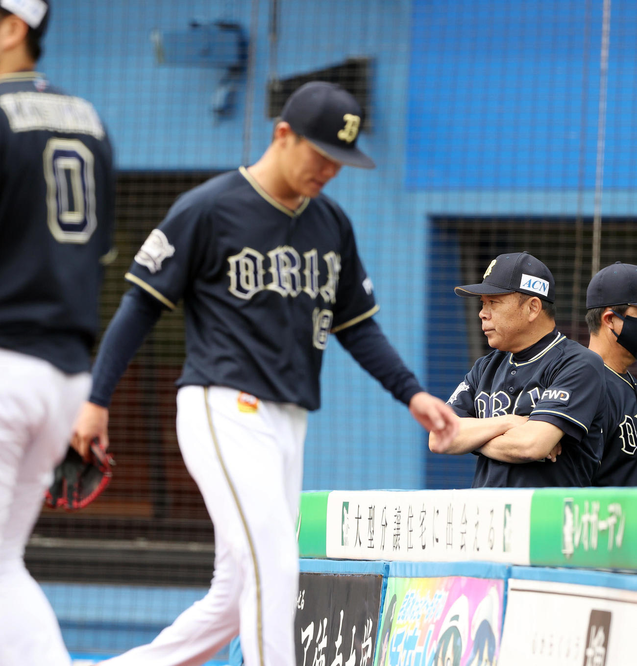 ロッテ対オリックス　4回裏の登板を終え勝ち越しを許したオリックス先発の山本（左）を横目に腕を組み厳しい表情の西村監督（右）（撮影・垰建太）