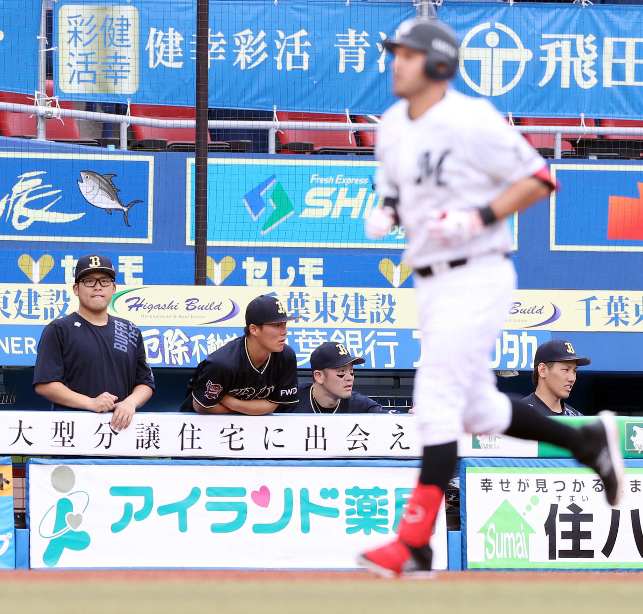 ロッテ対オリックス　8回裏ロッテ無死、レアード（手前）の勝ち越し本塁打でベンチでぼうぜんとする、左からオリックス沢田、山本、T－岡田、吉田正（撮影・垰建太）