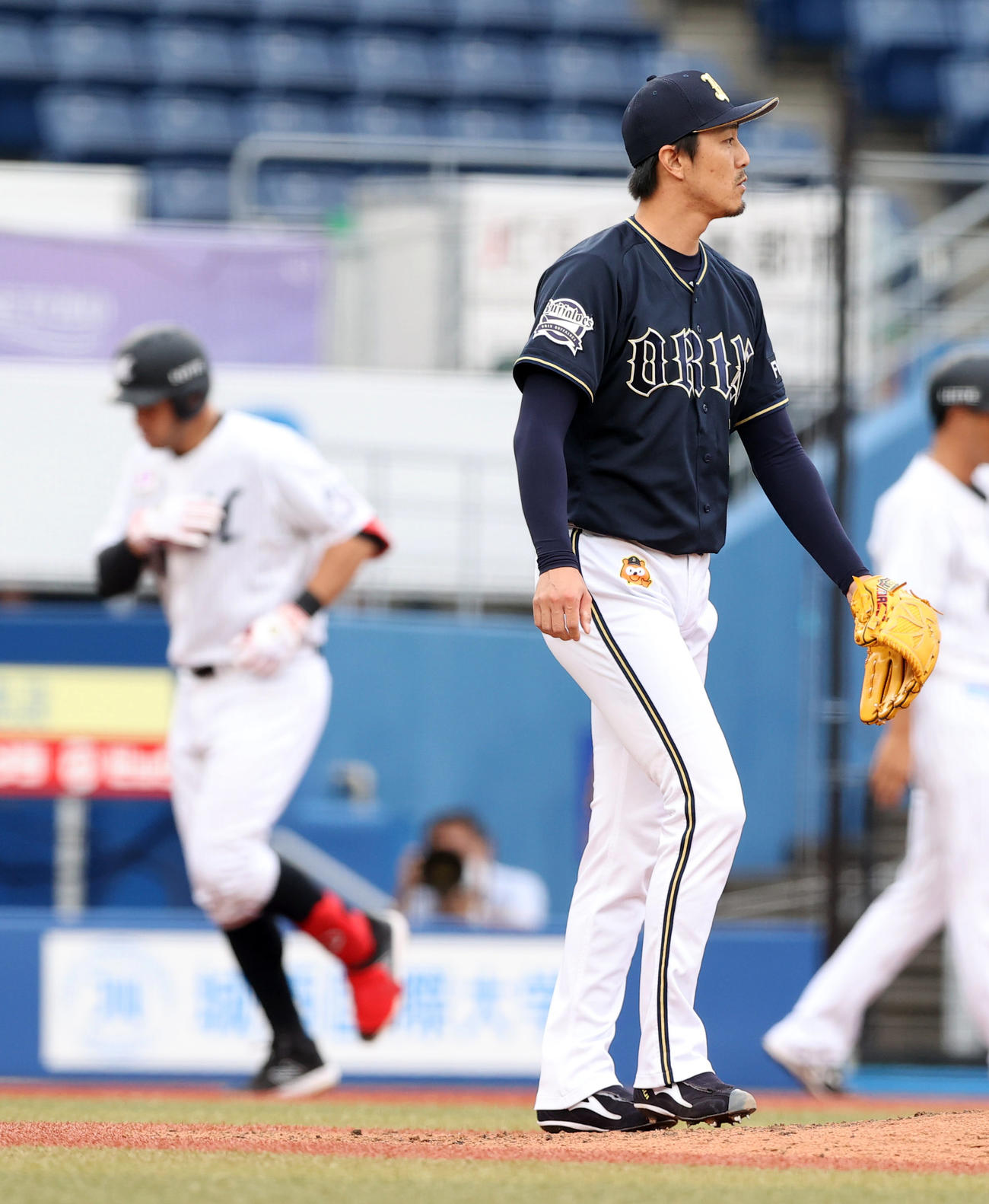 ロッテ対オリックス　8回裏ロッテ無死、レアード（左）に勝ち越し本塁打を浴びる増井（撮影・垰建太）