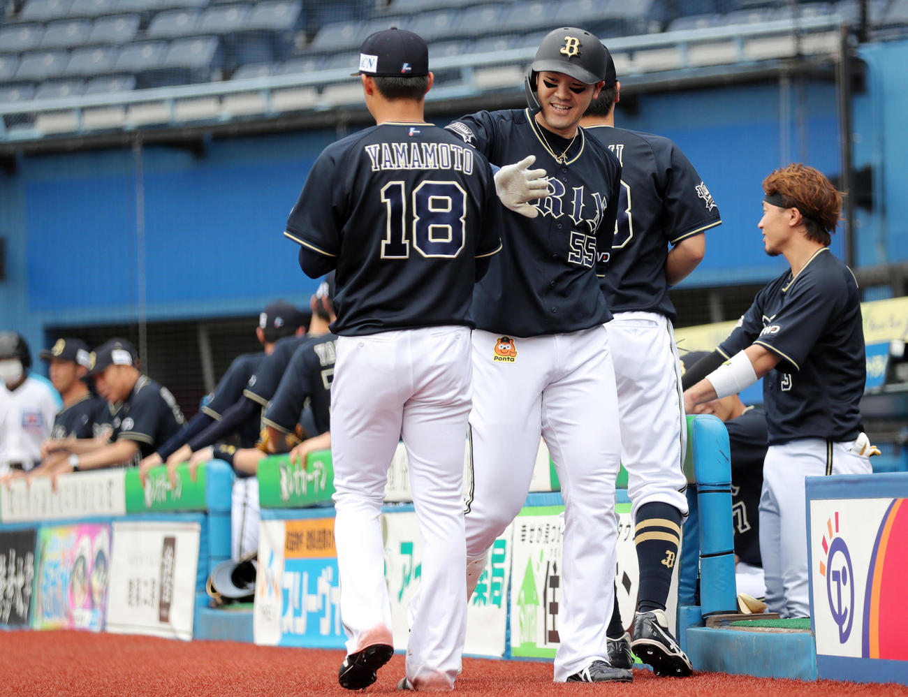 ロッテ対オリックス　1回表オリックス2死一塁、2点本塁打を放ったT－岡田（右から3人目）はベンチ前で山本の肩を優しくたたく（撮影・垰建太）