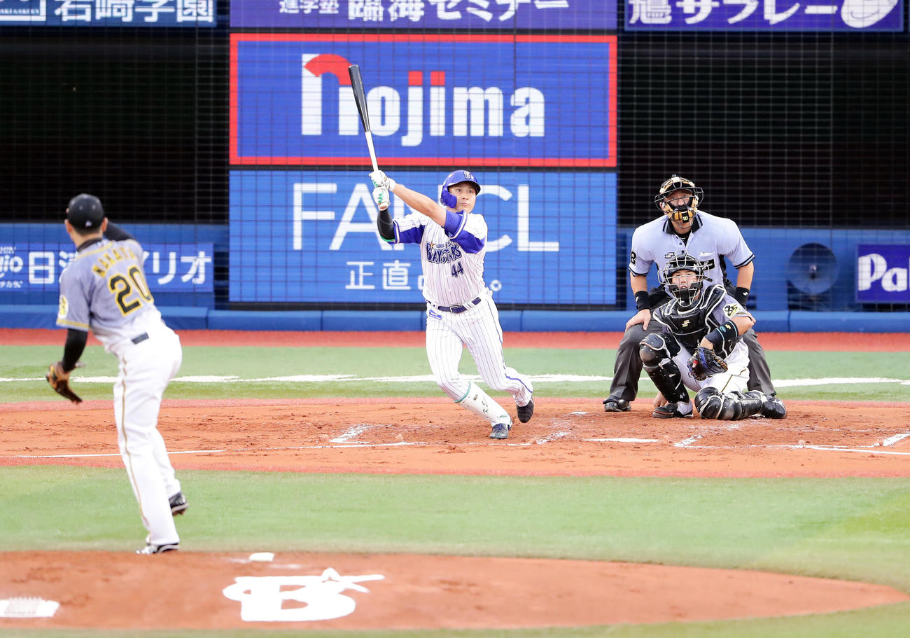 DeNA対阪神　1回裏DeNA2死二塁、佐野は左に同点適時二塁打を放つ。投手中田（撮影・浅見桂子）