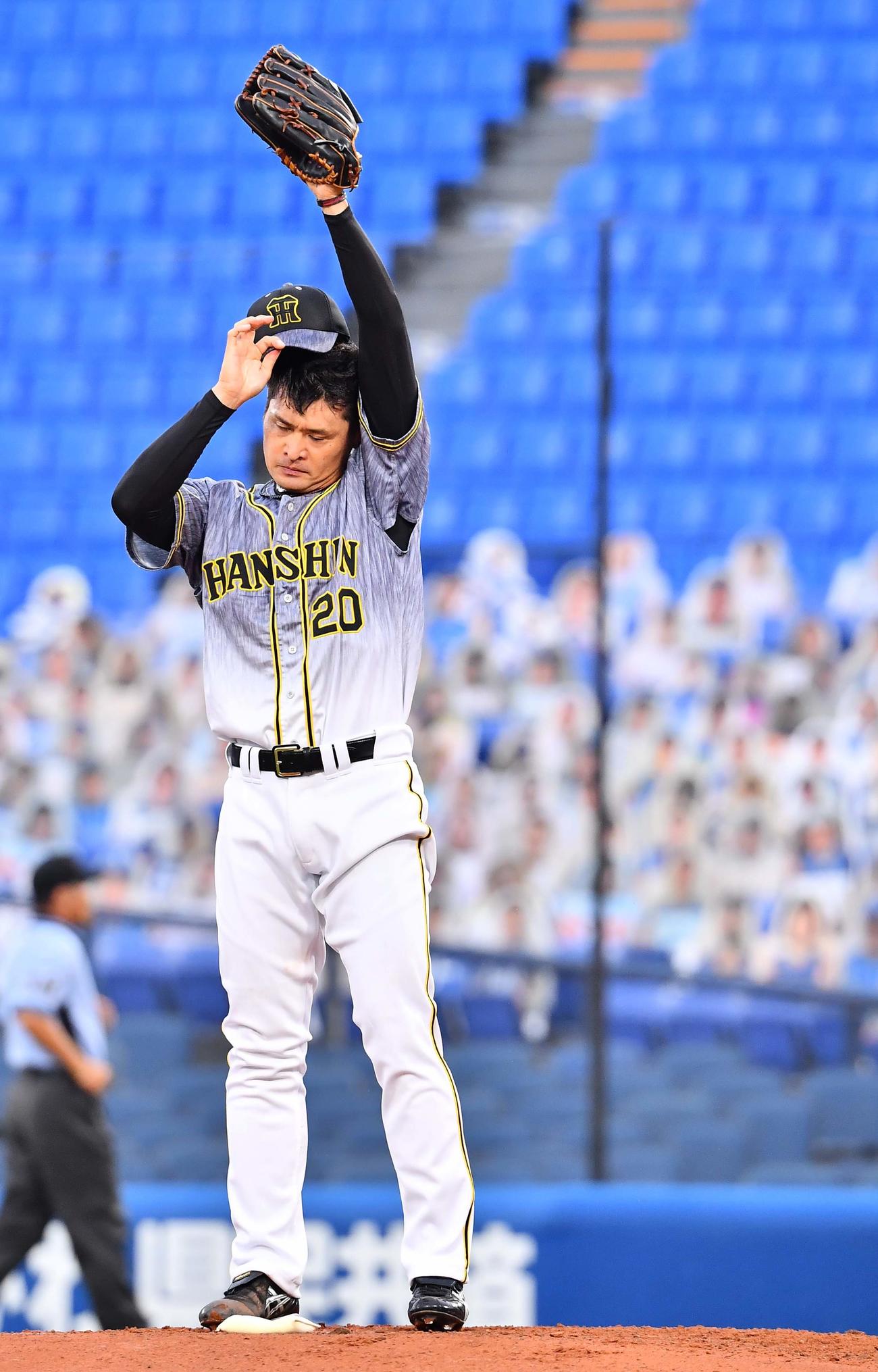 DeNA対阪神　1回裏DeNAに逆転を許し汗をぬぐう中田賢一（撮影・上田博志）