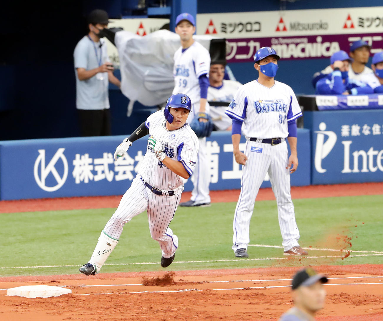 DeNA対阪神　1回裏DeNA2死二塁、佐野は左に同点適時二塁打を放ち、一塁を回る（撮影・浅見桂子）
