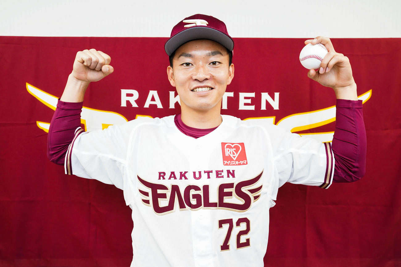 巨人からトレードで加入した楽天池田駿は背番号72の新しいユニホーム姿でポーズをとる（球団提供）
