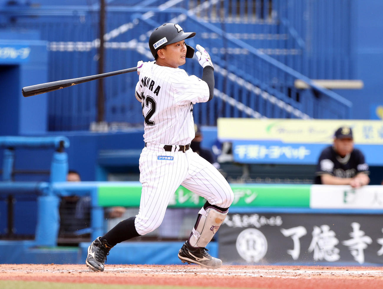 ロッテ対オリックス　2回裏ロッテ1死満塁、中前適時打を放つ田村（撮影・垰建太）