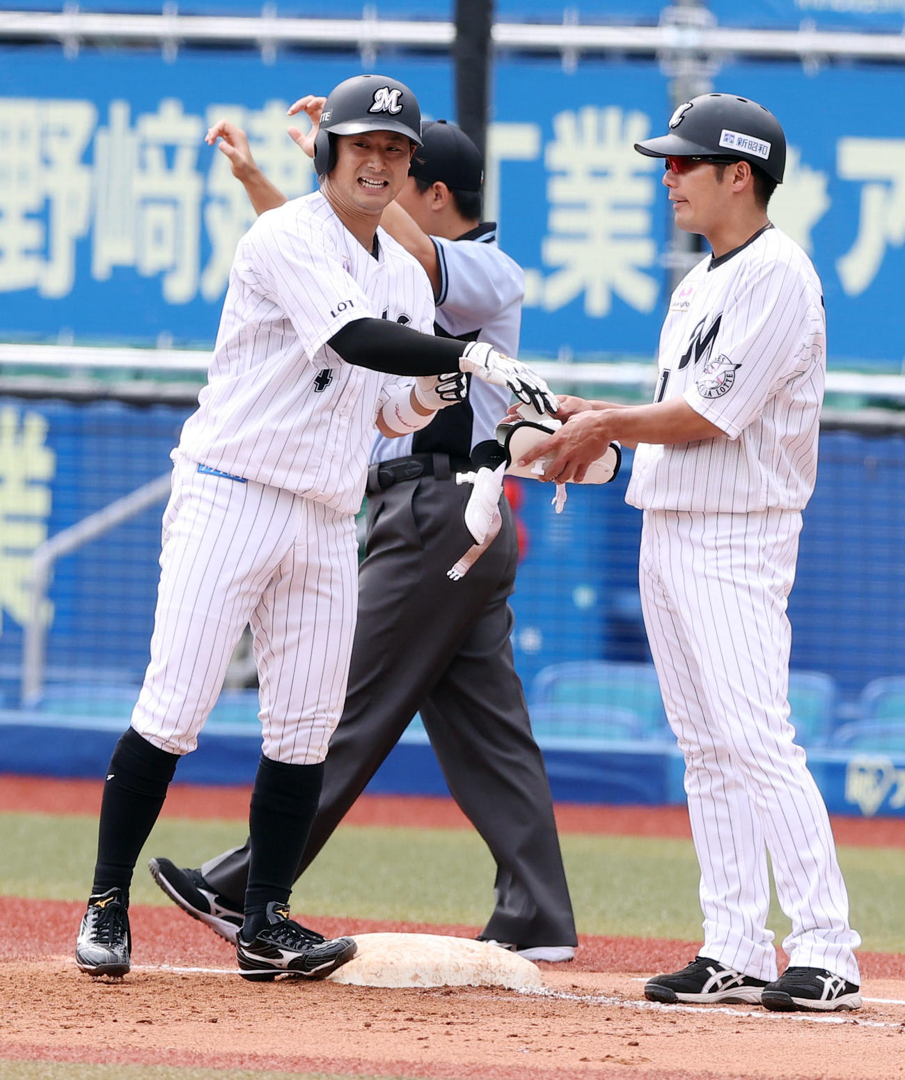 ロッテ対オリックス　4回裏ロッテ2死一、二塁、勝ち越しの適時打を放ち笑顔を見せる藤岡（撮影・垰建太）
